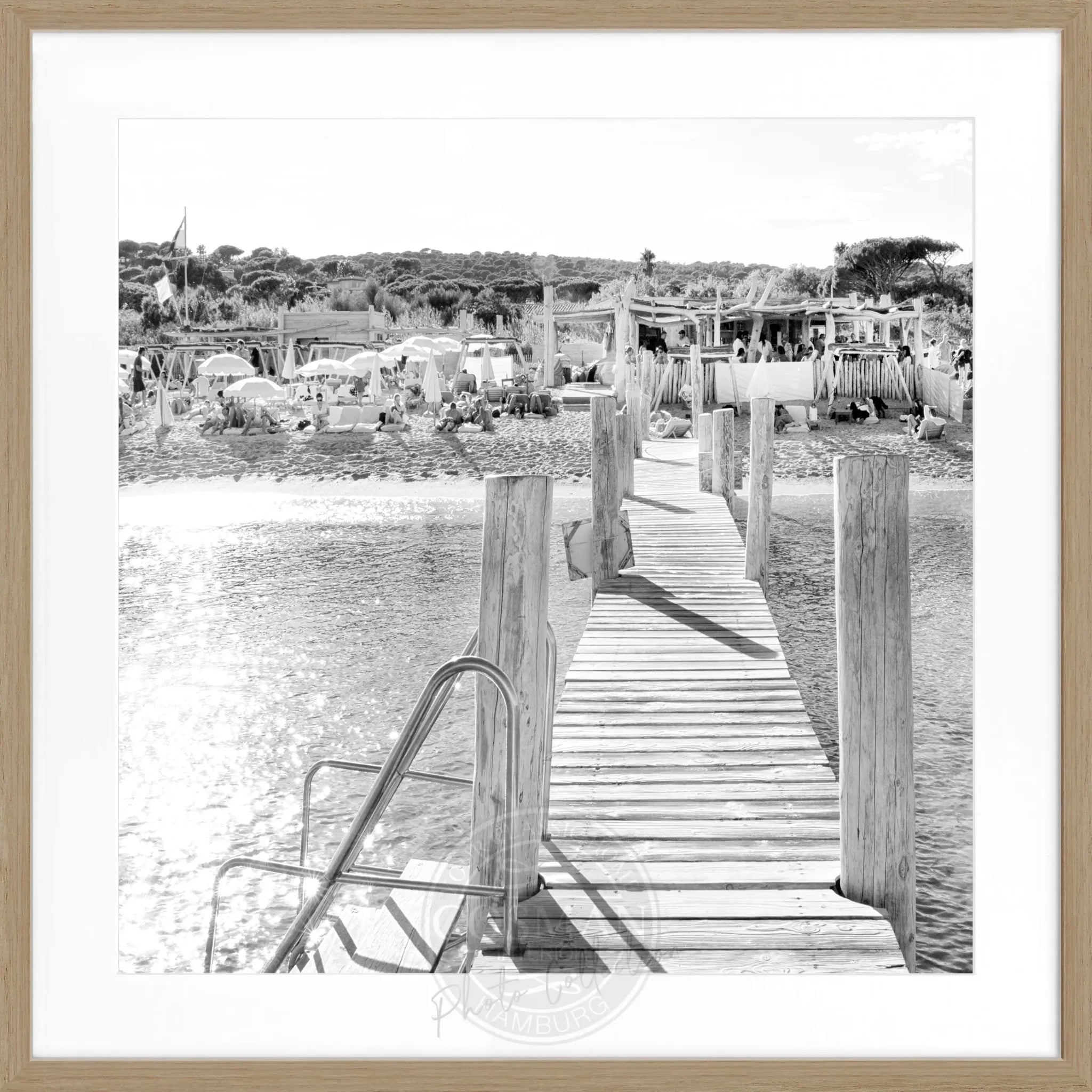 Schwarz-weiß Poster mit Rahmen 'Steg Le Club 55' Saint Tropez, quadratisch 55x55 cm, von Cosman-Photocollection.
