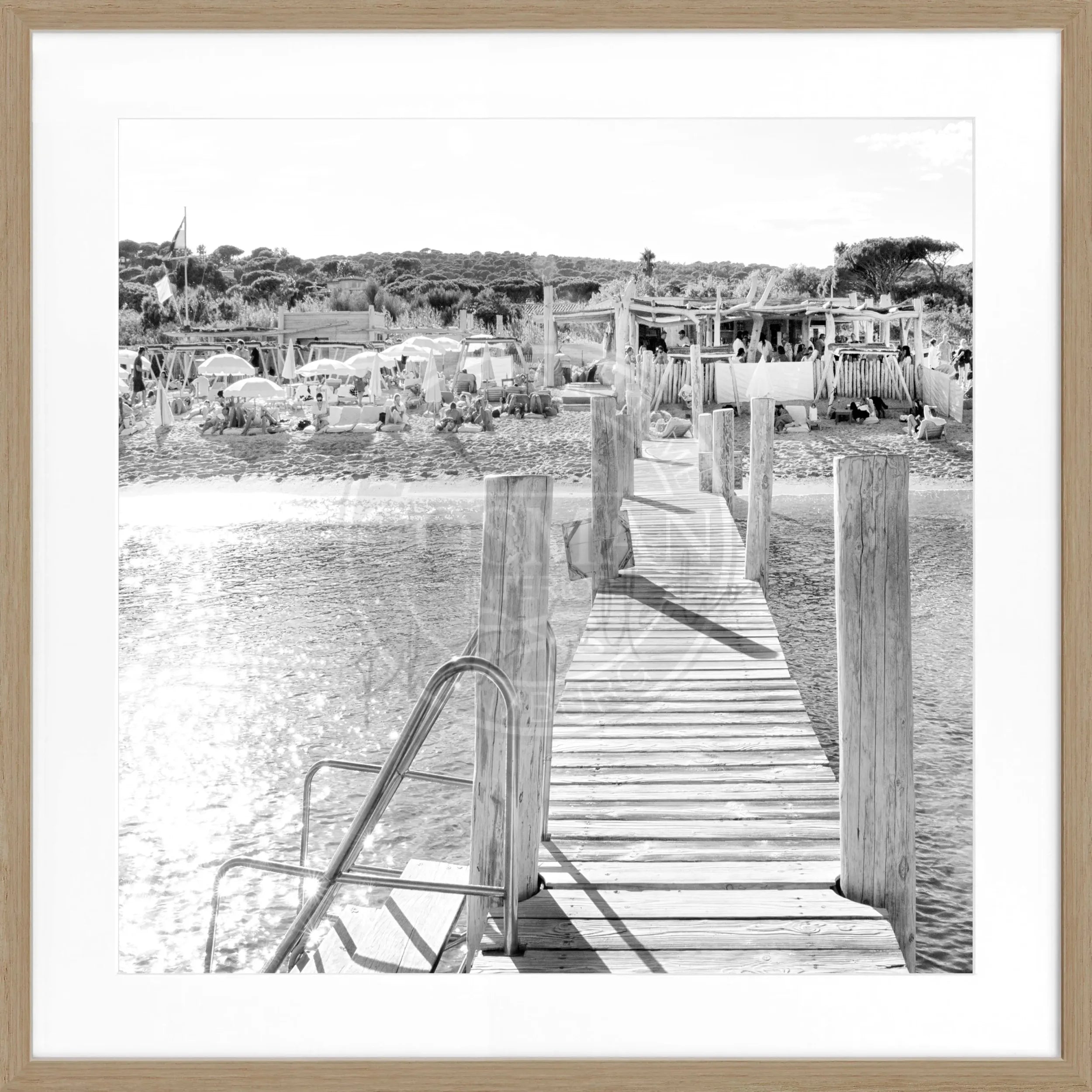 Schwarz-weiß Poster mit Rahmen 'Steg Le Club 55' Saint Tropez, quadratisch 55x55 cm, von Cosman-Photocollection.