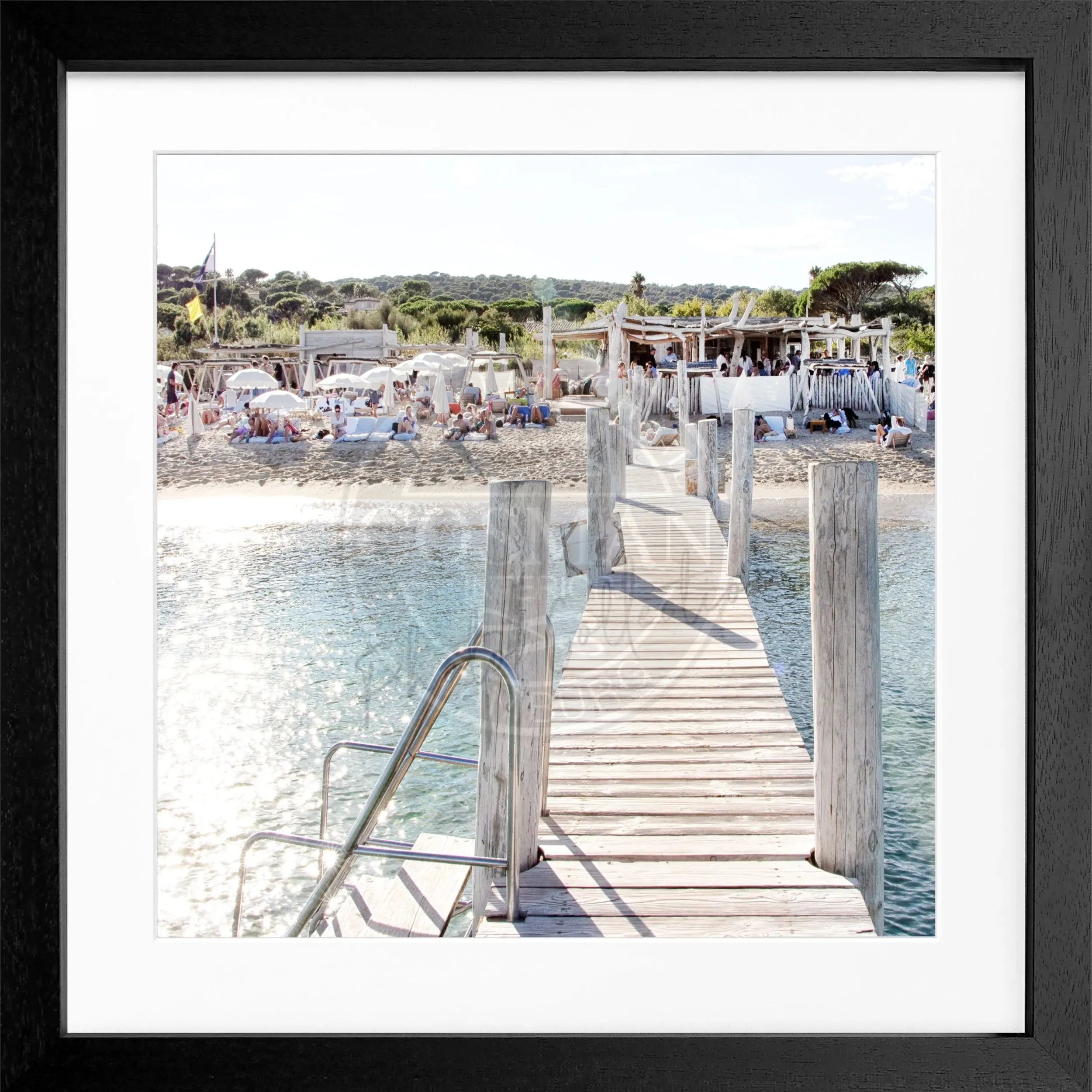Schwarz-weiß Poster mit Rahmen, Motiv vom 'Steg Le Club 55' in Saint Tropez, von Cosman-Photocollection, 55x55 cm