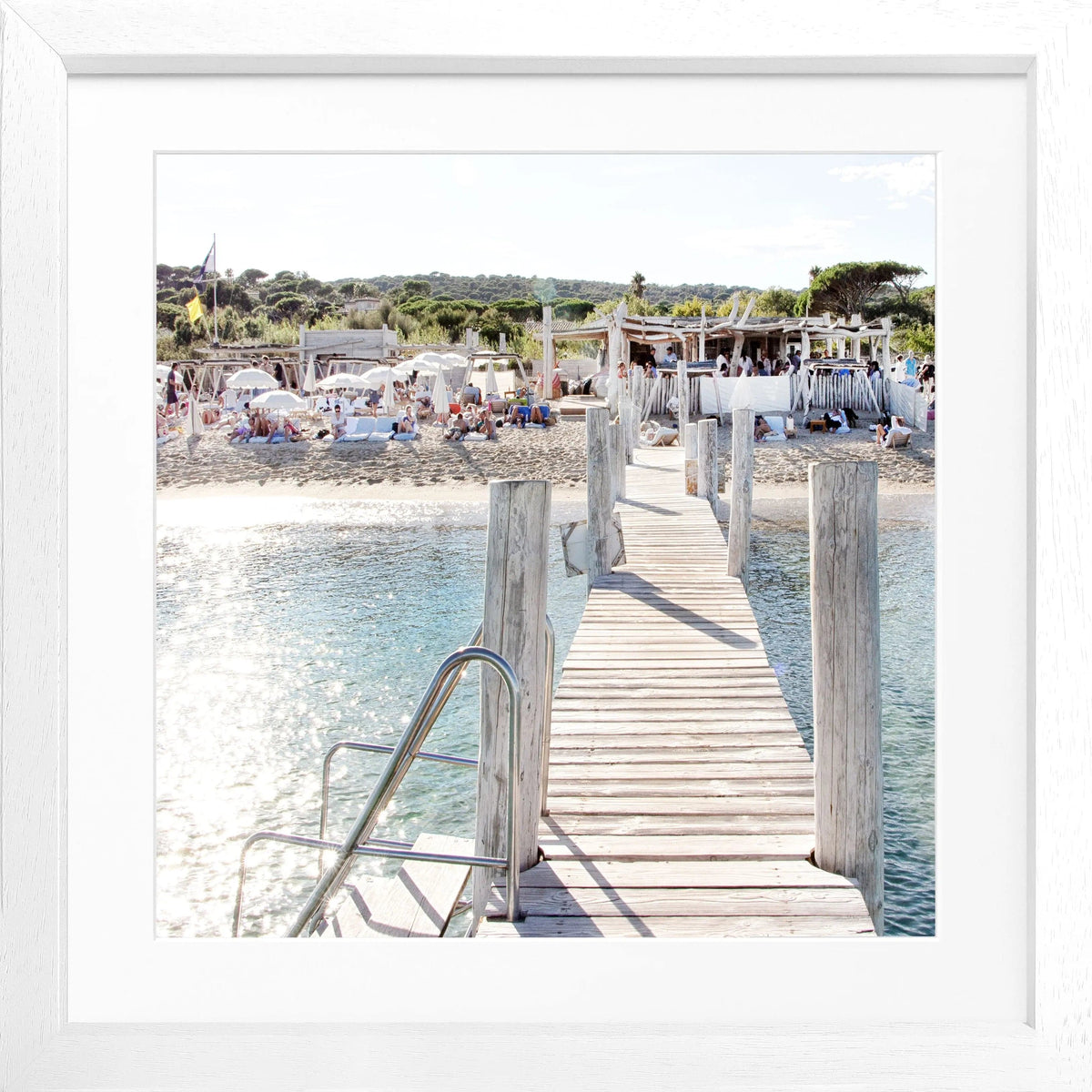 Schwarz-weißer Poster mit Rahmen, Motiv des Steg Le Club 55 in Saint Tropez, von Cosman-Photocollection, 55x55 cm