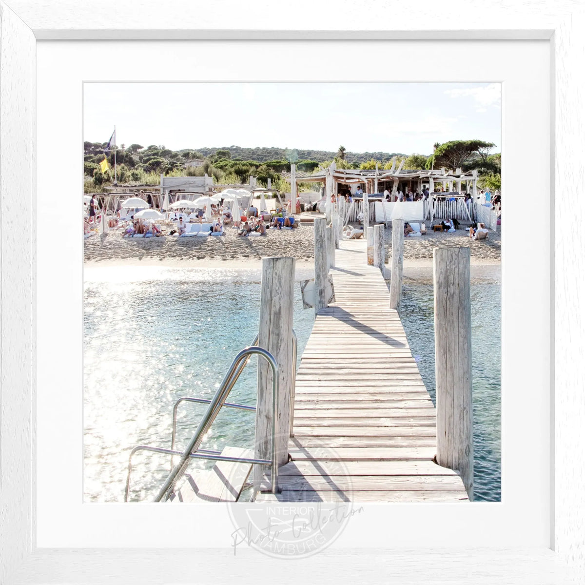 Schwarz-weißer Poster mit Rahmen, Motiv des Steg Le Club 55 in Saint Tropez, von Cosman-Photocollection, 55x55 cm
