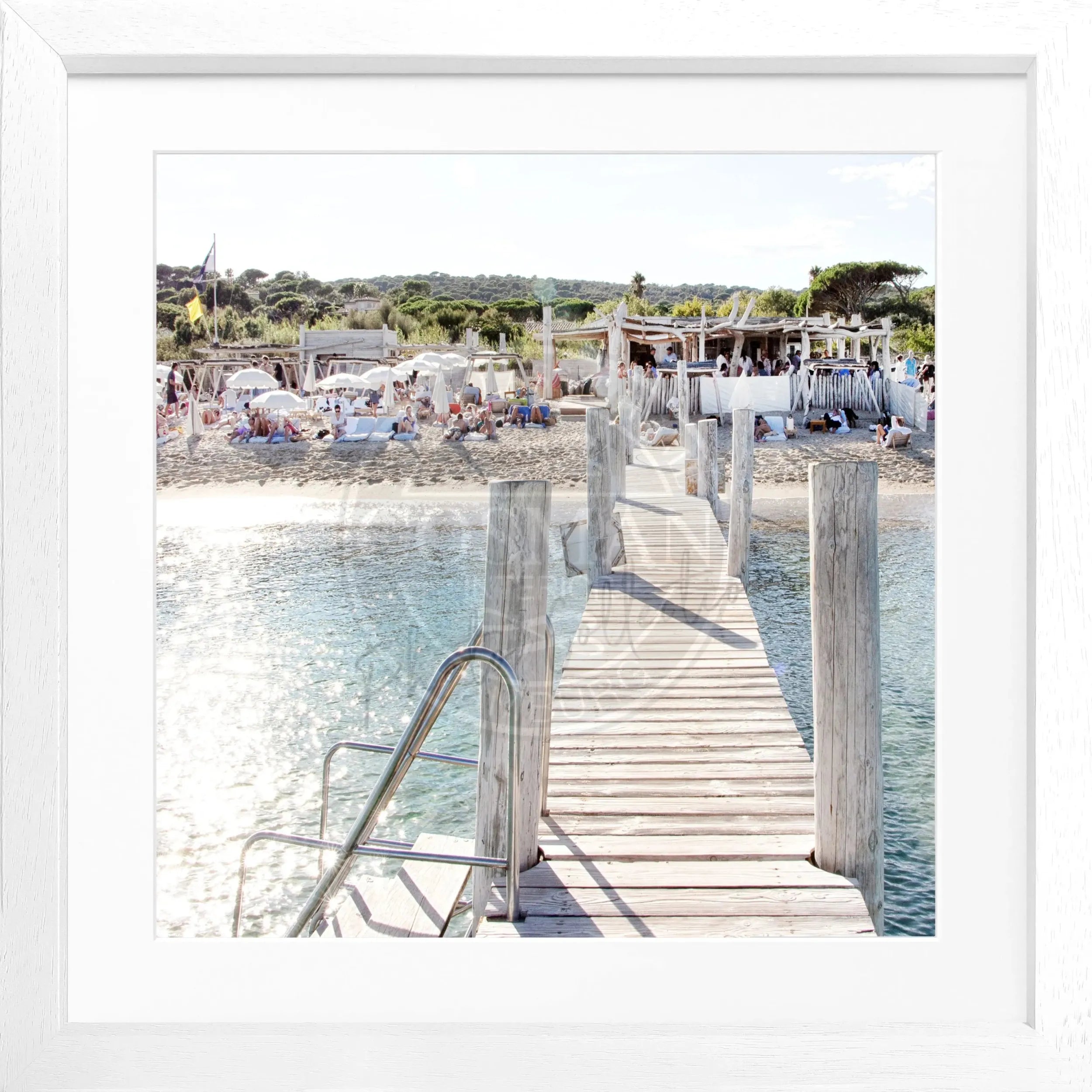 Schwarz-weißer Poster mit Rahmen, Motiv des Steg Le Club 55 in Saint Tropez, von Cosman-Photocollection, 55x55 cm
