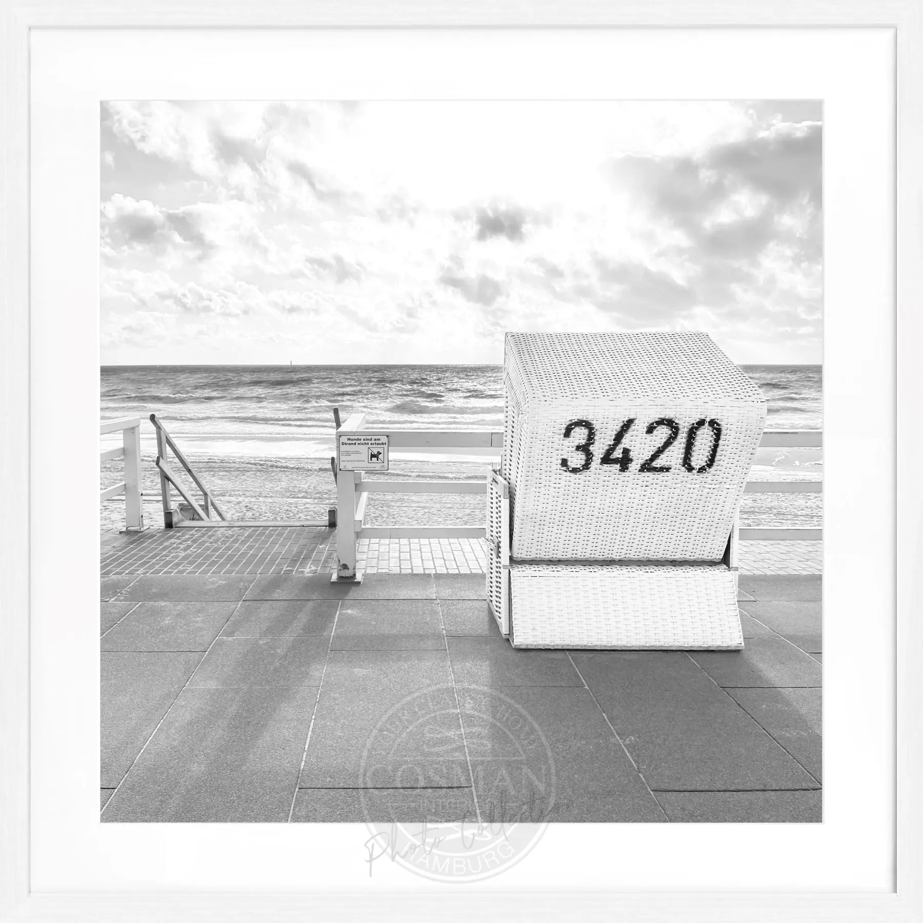 Schwarz-weiß Poster mit Rahmen von Cosman-Photocollection, Motiv eines Strandkorbs in Westerland, Sylt, quadratisch 55x55 cm