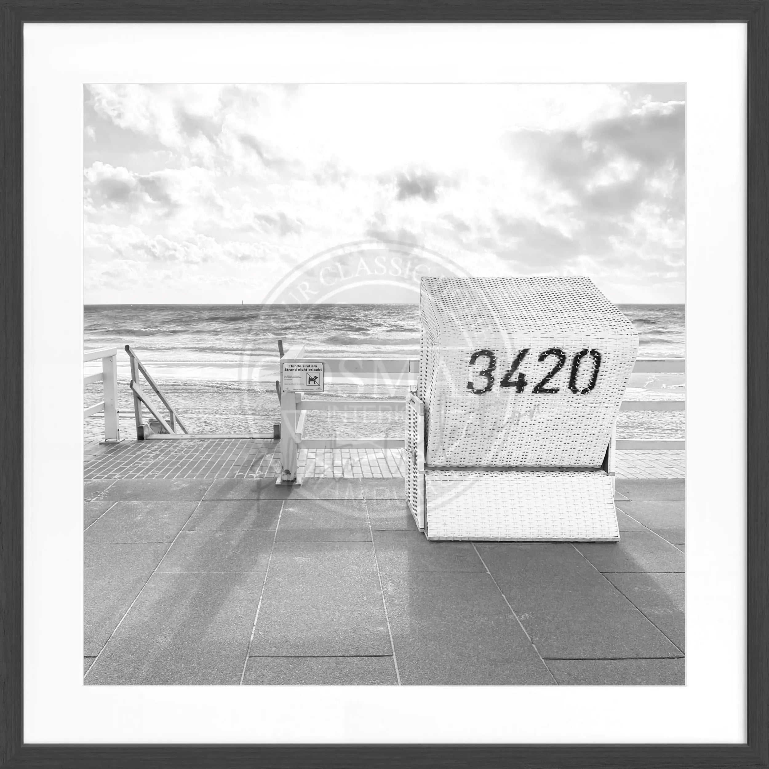 Schwarz-weiß Poster mit Rahmen, zeigt einen Strandkorb am Westerland Strand auf Sylt, von Cosman-Photocollection, quadratisch 55x55 cm.
