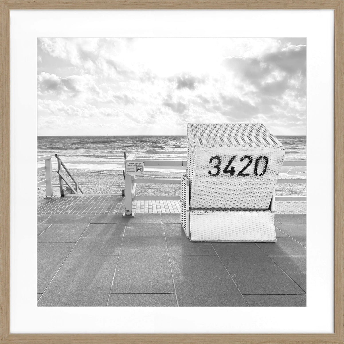 Schwarz-weiß Poster mit Rahmen von Cosman-Photocollection, Strandkorb Westerland Sylt, quadratisch, 55x55 cm, Fotokunst