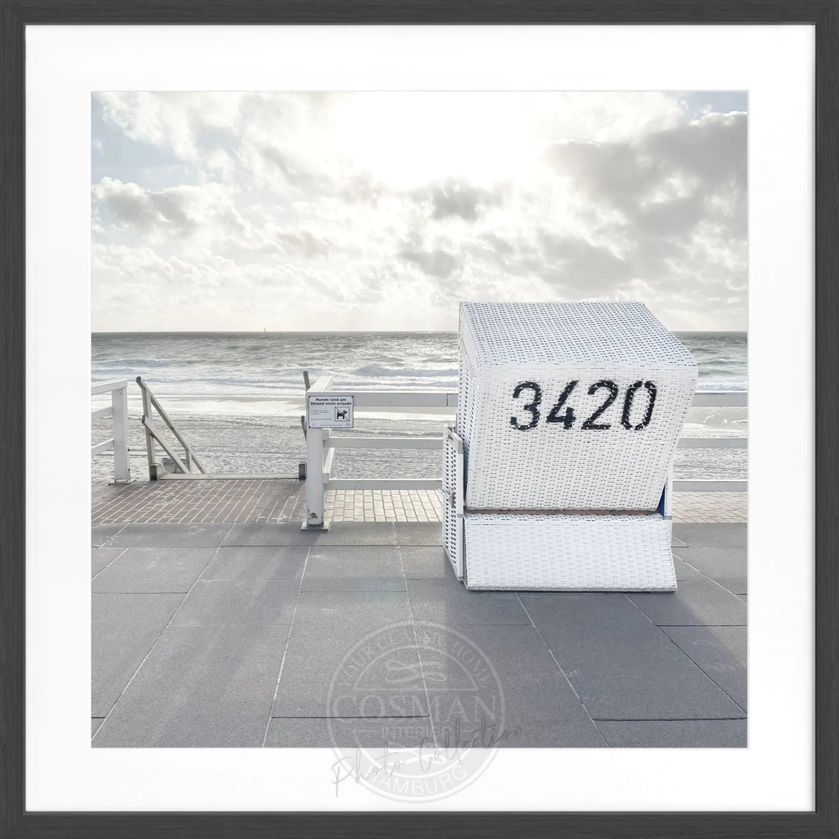 Schwarz-weiß Poster mit Rahmen, Motiv eines Strandkorbs in Westerland auf Sylt, von Cosman-Photocollection, 55x55cm