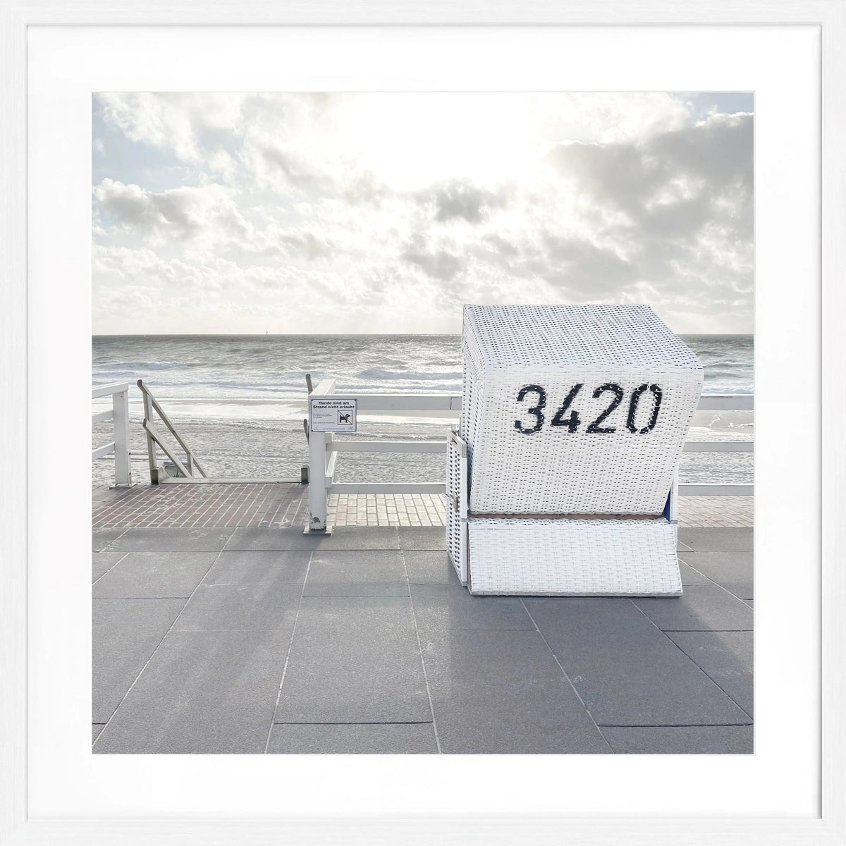 Schwarz-weiß Poster mit Rahmen, zeigt einen Strandkorb am Westerland Strand auf Sylt, von Cosman-Photocollection, quadratisch 55x55cm