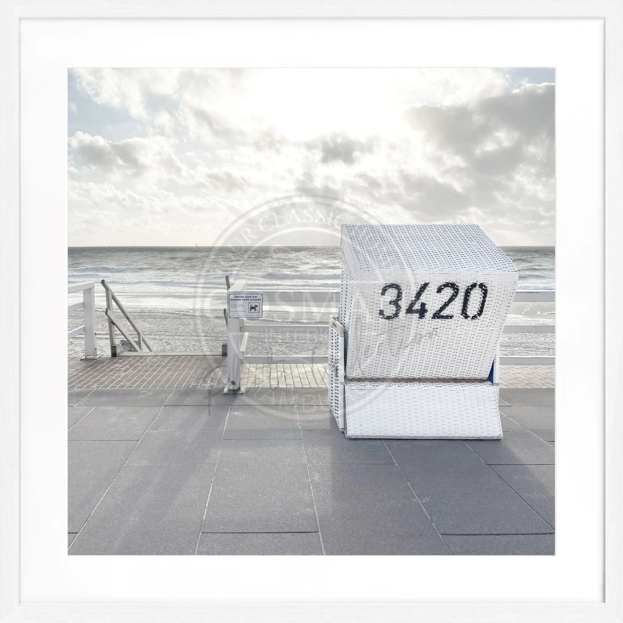 Schwarz-weiß Poster mit Rahmen, zeigt einen Strandkorb am Westerland Strand auf Sylt, von Cosman-Photocollection, quadratisch 55x55cm