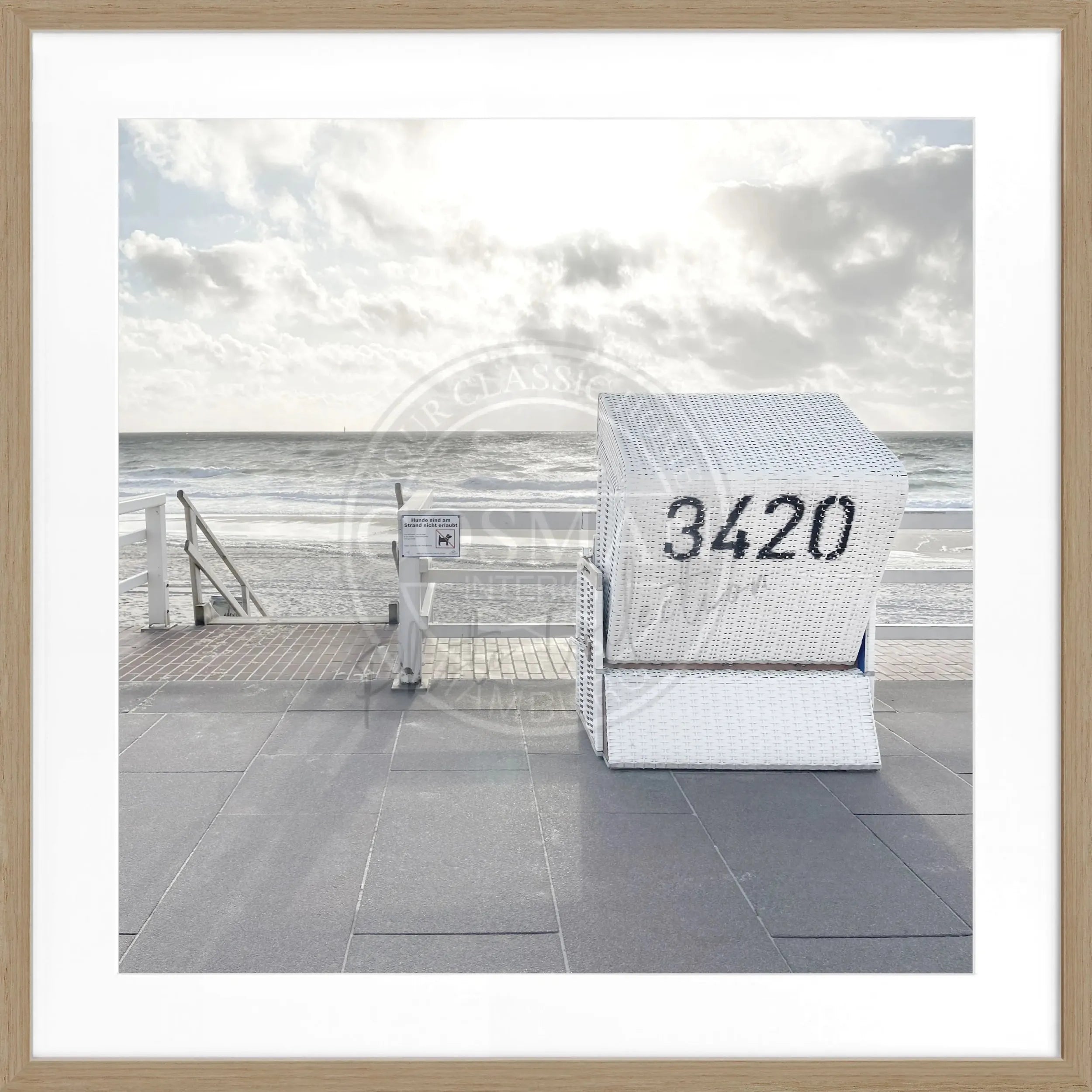 Schwarz-weiß Poster mit Rahmen, zeigt einen Strandkorb in Westerland auf Sylt, von Cosman-Photocollection, quadratisch 55x55 cm