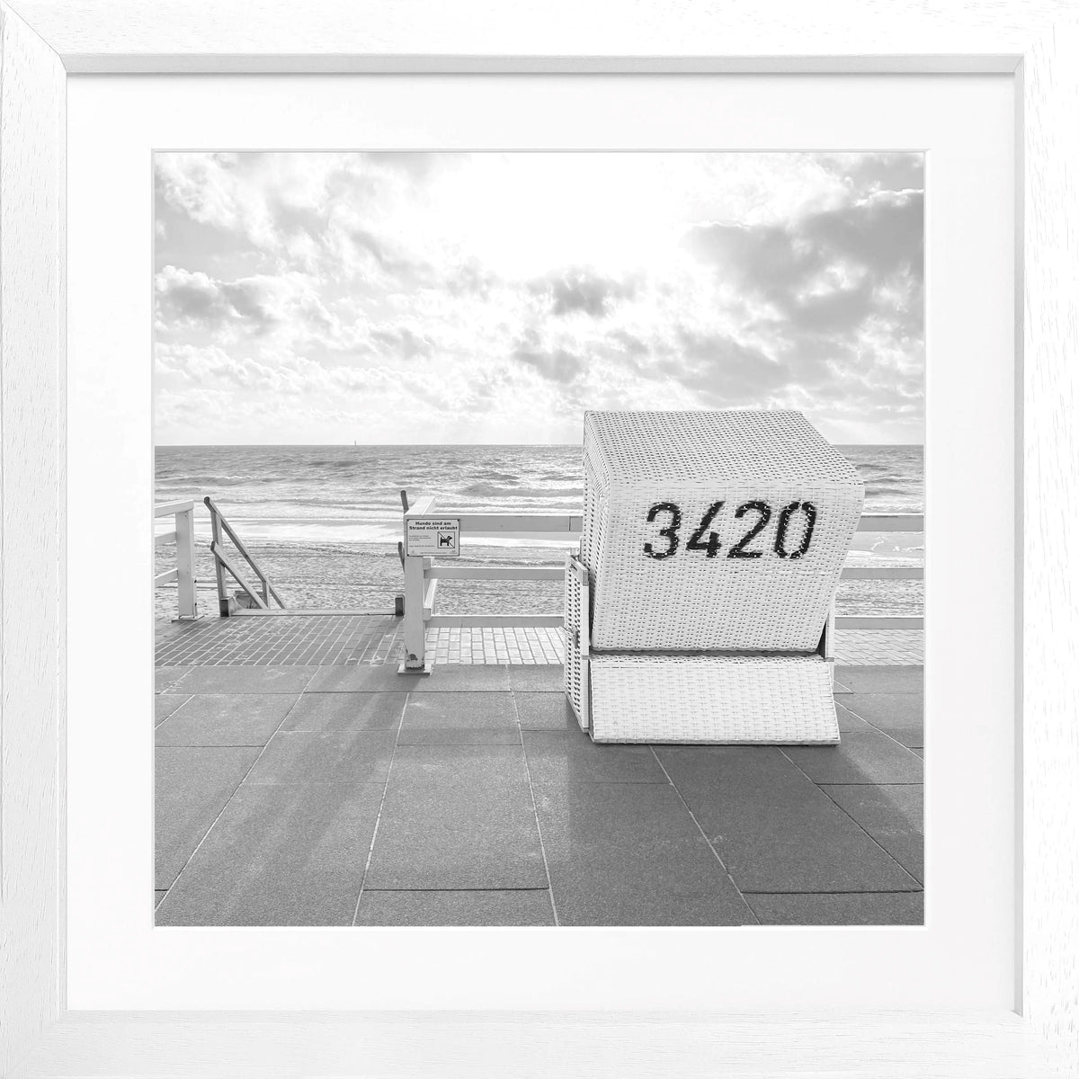Schwarz-weiß Poster mit Rahmen, zeigt einen Strandkorb in Westerland auf Sylt, von Cosman-Photocollection, quadratisch 55x55 cm