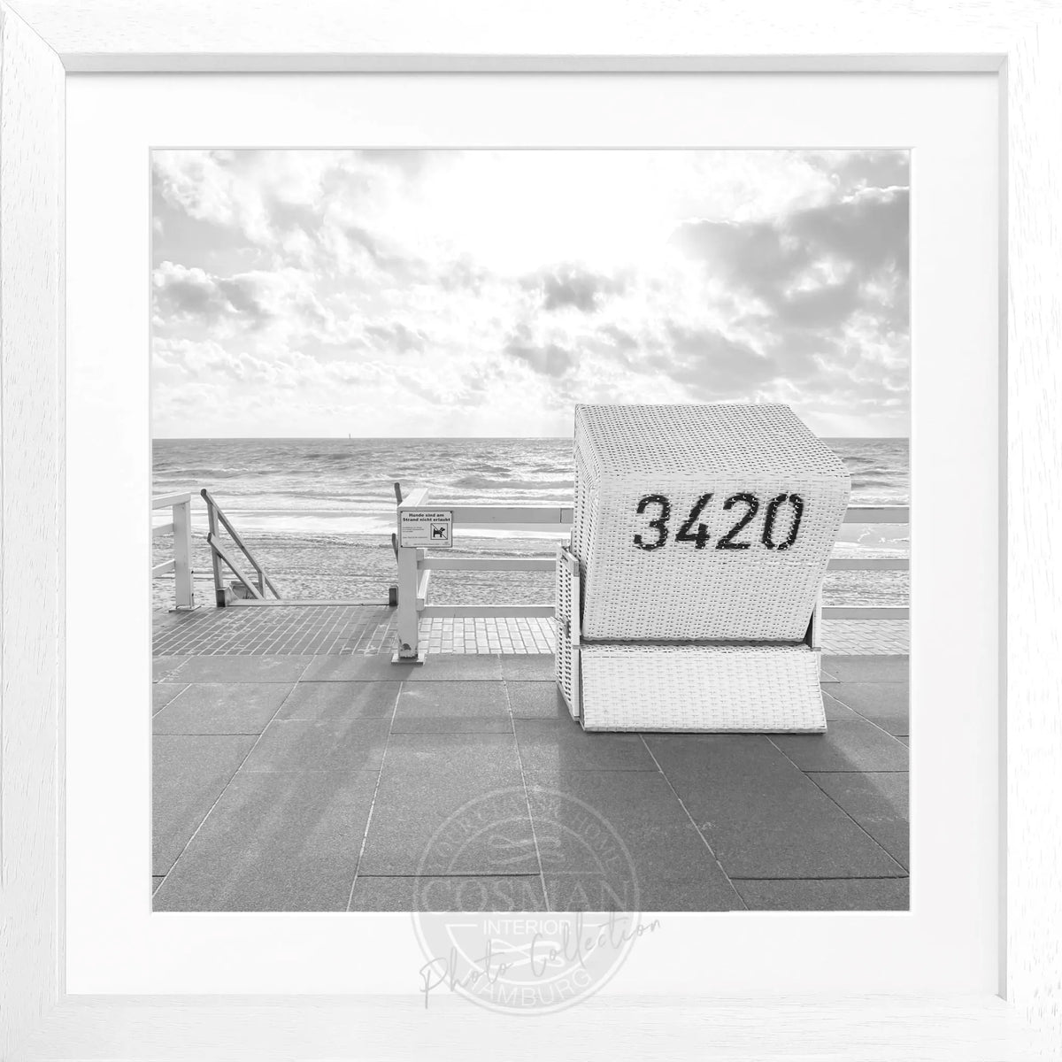 Schwarz-weiß Poster mit Rahmen, zeigt einen Strandkorb in Westerland auf Sylt, von Cosman-Photocollection, quadratisch 55x55 cm