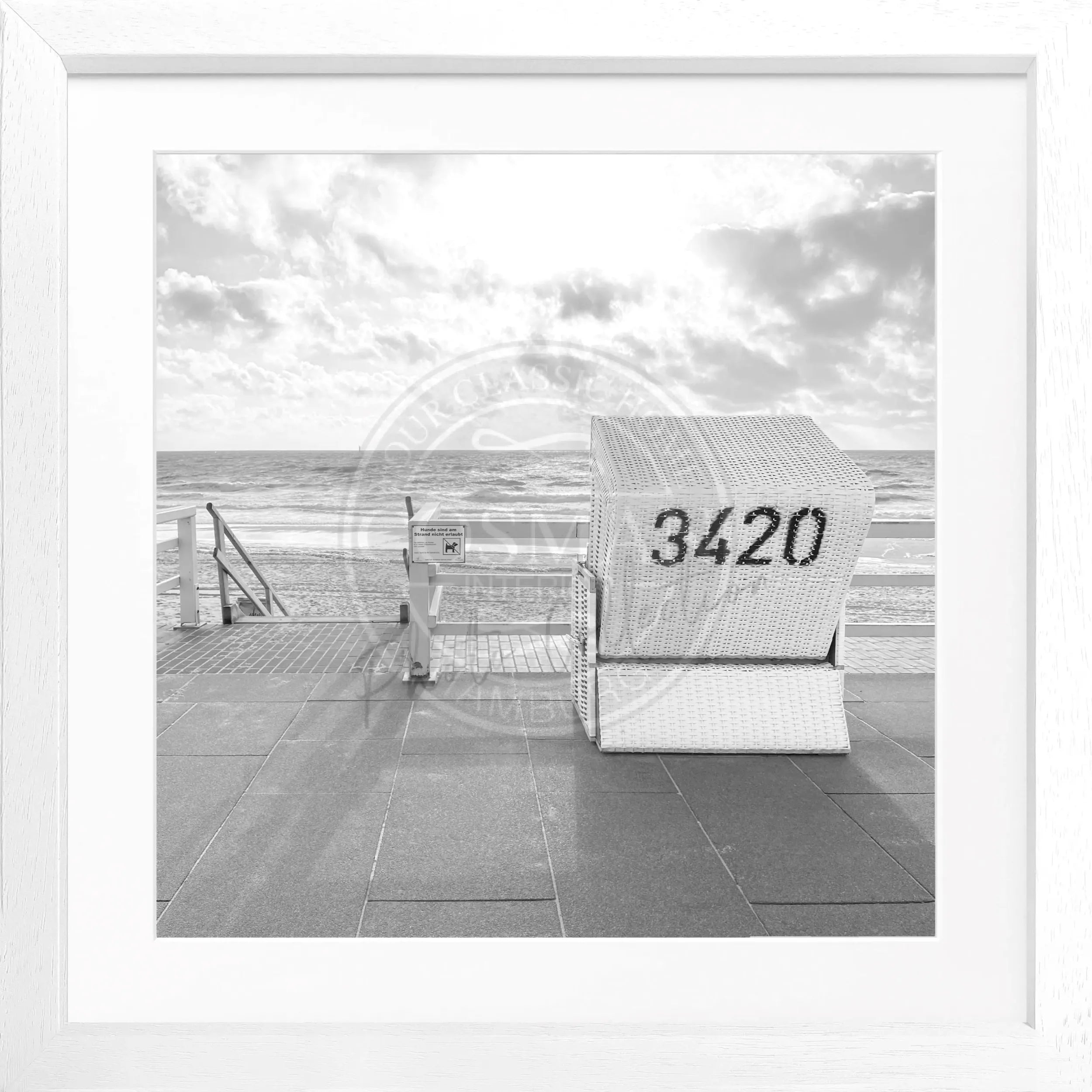 Schwarz-weiß Poster mit Rahmen, zeigt einen Strandkorb in Westerland auf Sylt, von Cosman-Photocollection, quadratisch 55x55 cm