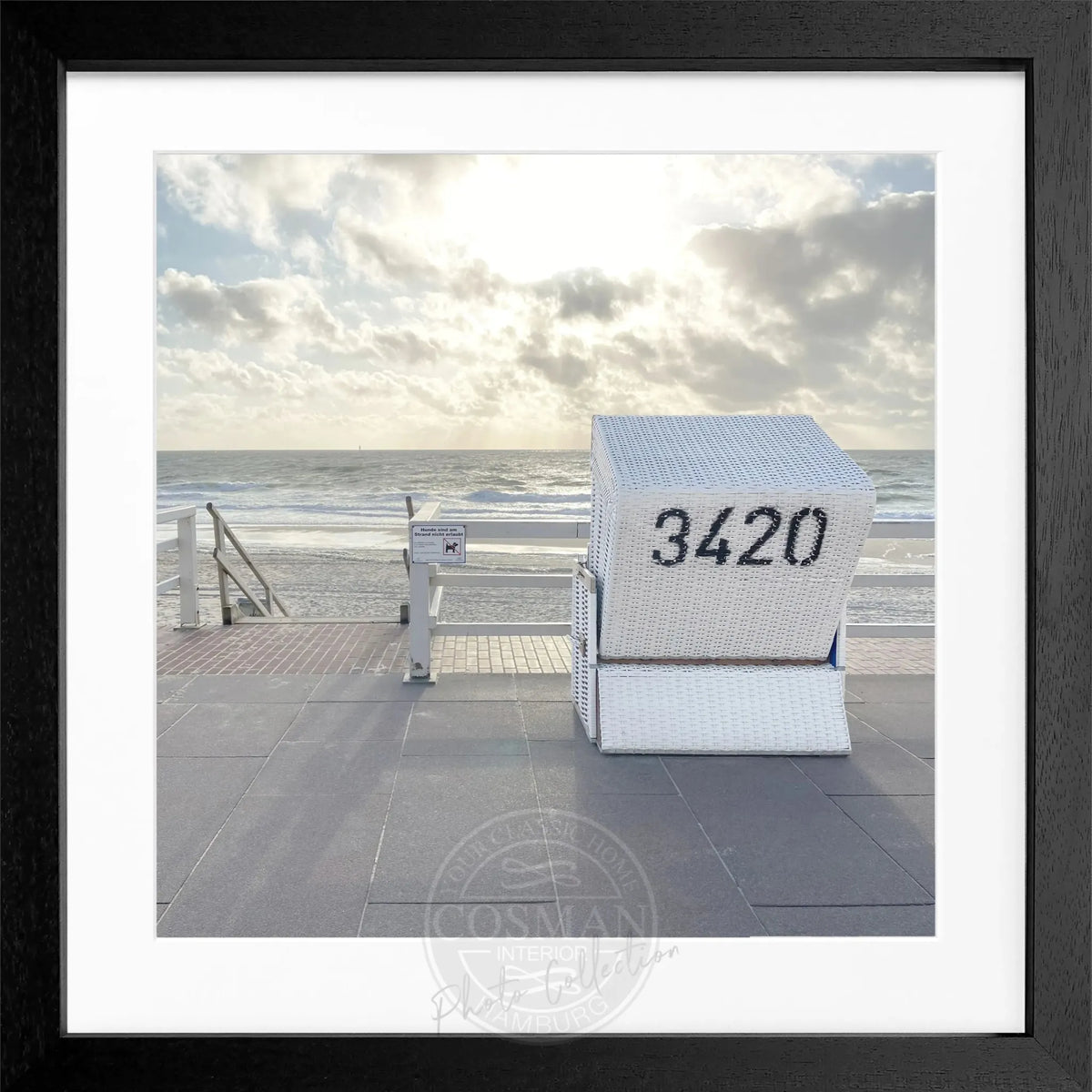 Schwarz-weiß Poster mit Rahmen, zeigt einen Strandkorb am Westerland Strand auf Sylt, von Cosman-Photocollection, quadratisch 55x55cm