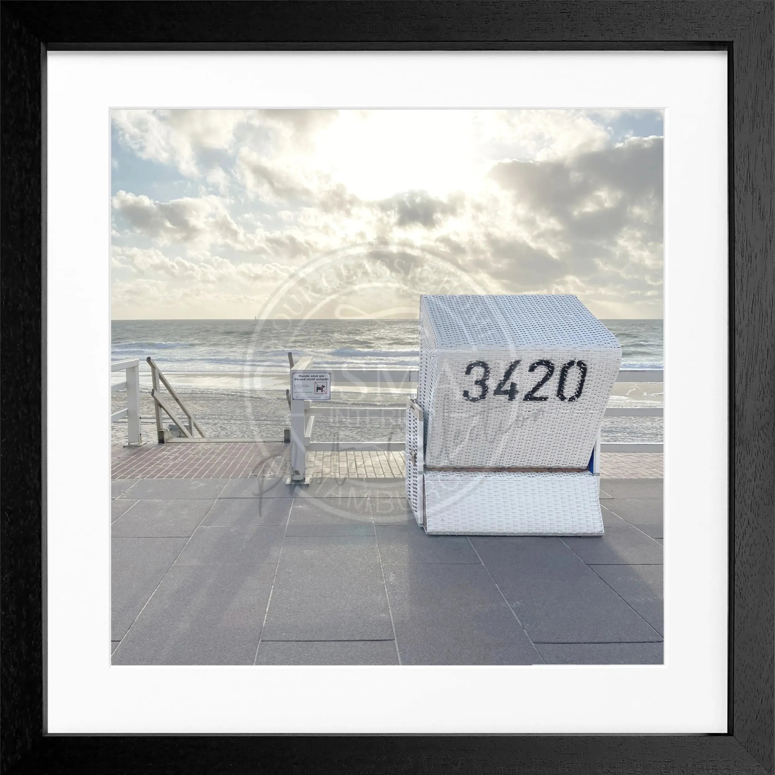 Schwarz-weiß Poster mit Rahmen, zeigt einen Strandkorb am Westerland Strand auf Sylt, von Cosman-Photocollection, quadratisch 55x55cm