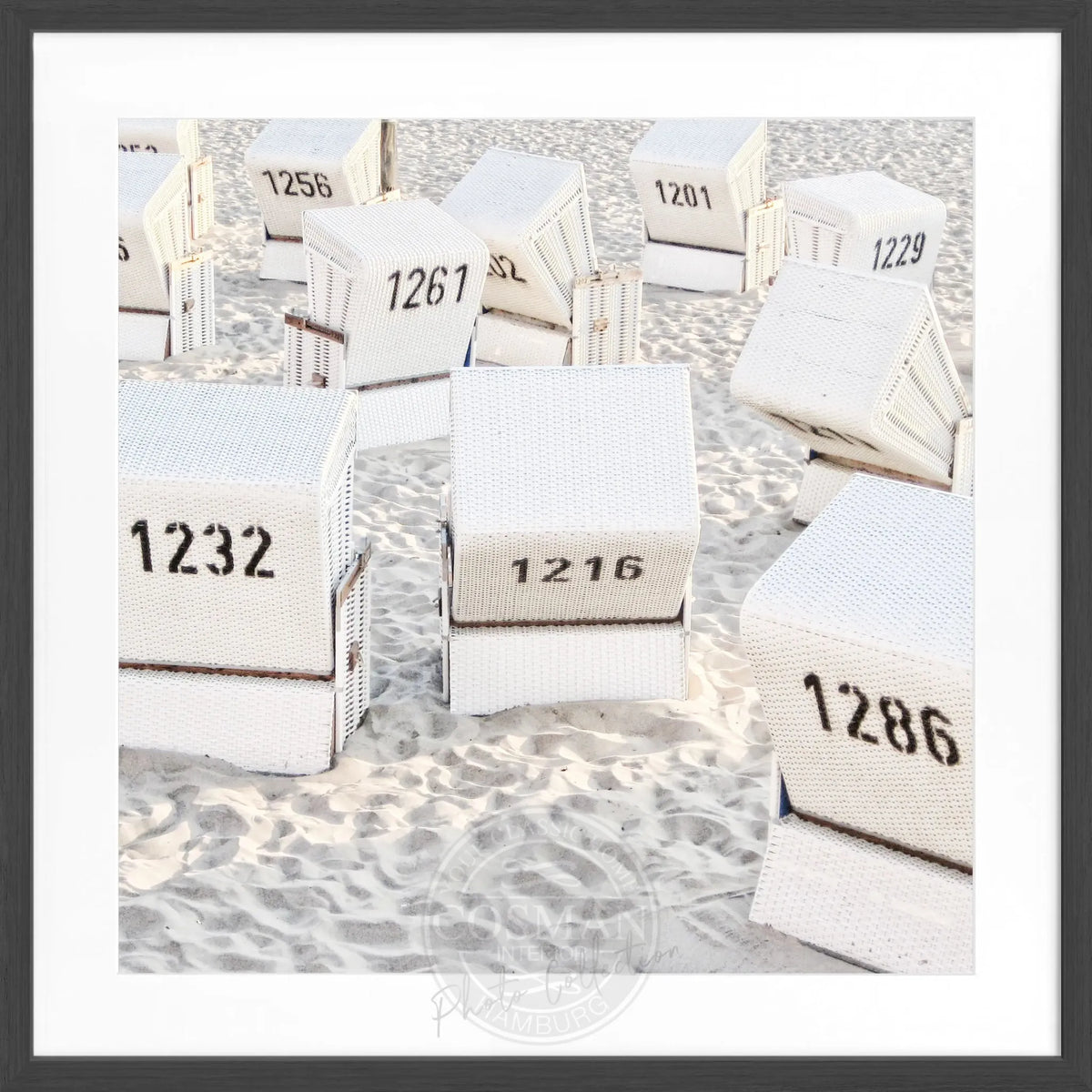 Schwarz-weiß Poster mit Rahmen, zeigt Strandkörbe am Kampen auf Sylt, von Cosman-Photocollection, quadratisches Format 55x55 cm