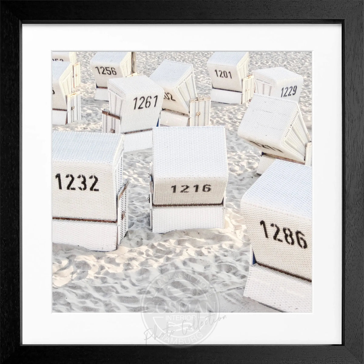 Schwarz-weiß Poster mit Rahmen, zeigt Strandkörbe am Strand von Kampen auf Sylt, von Cosman-Photocollection, quadratisch 55x55cm