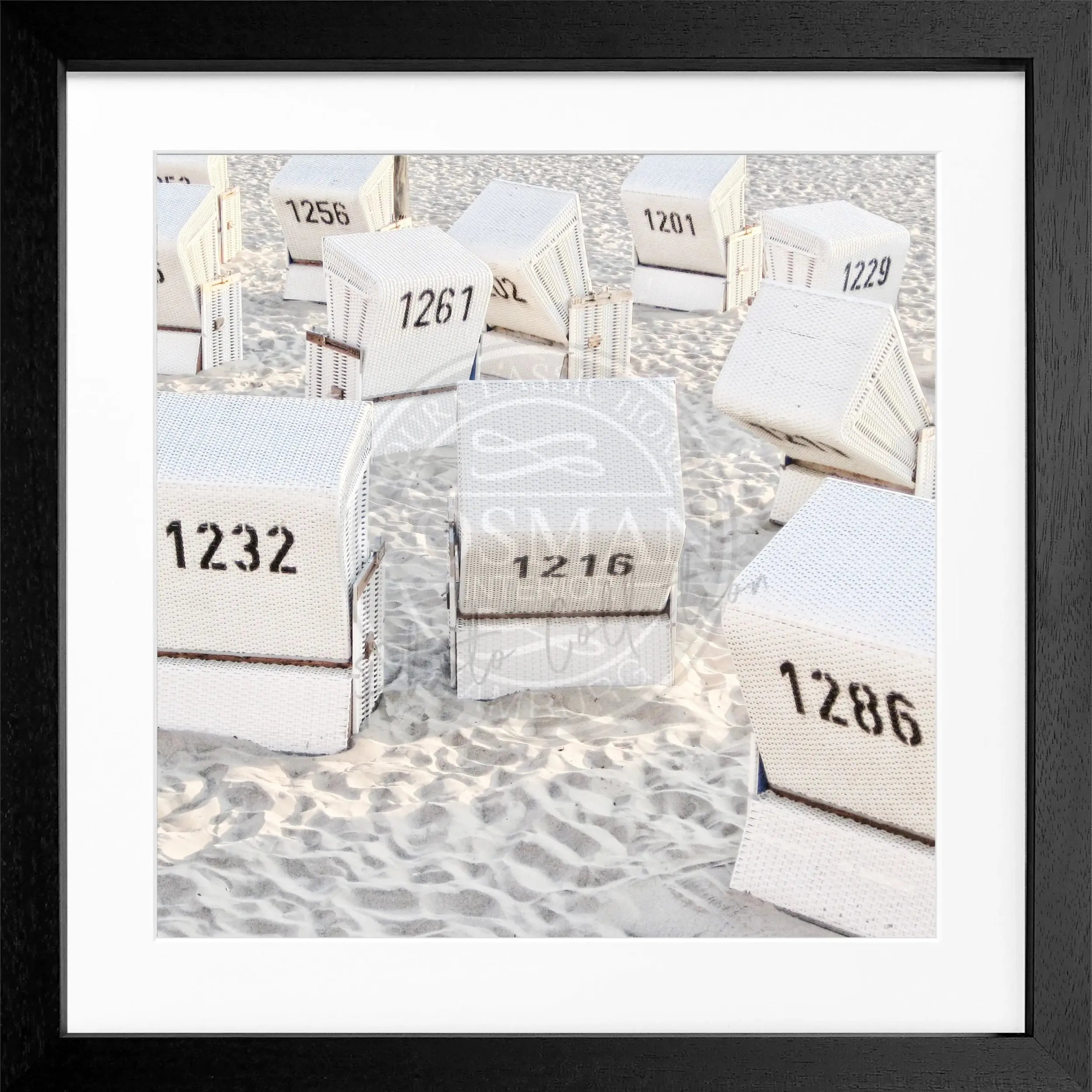 Schwarz-weiß Poster mit Rahmen, zeigt Strandkörbe am Strand von Kampen auf Sylt, von Cosman-Photocollection, quadratisch 55x55cm