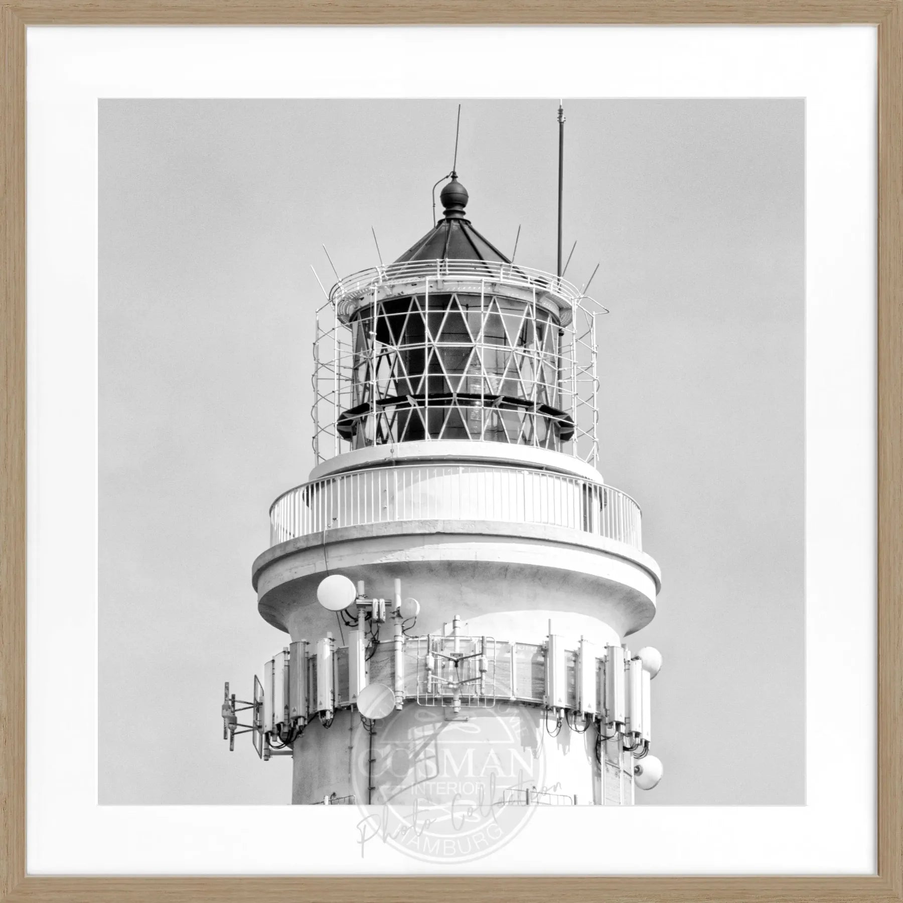 Schwarz-weiß Poster mit Rahmen, zeigt den Leuchtturm Kampen auf Sylt, von Cosman-Photocollection, quadratisch 55x55 cm.