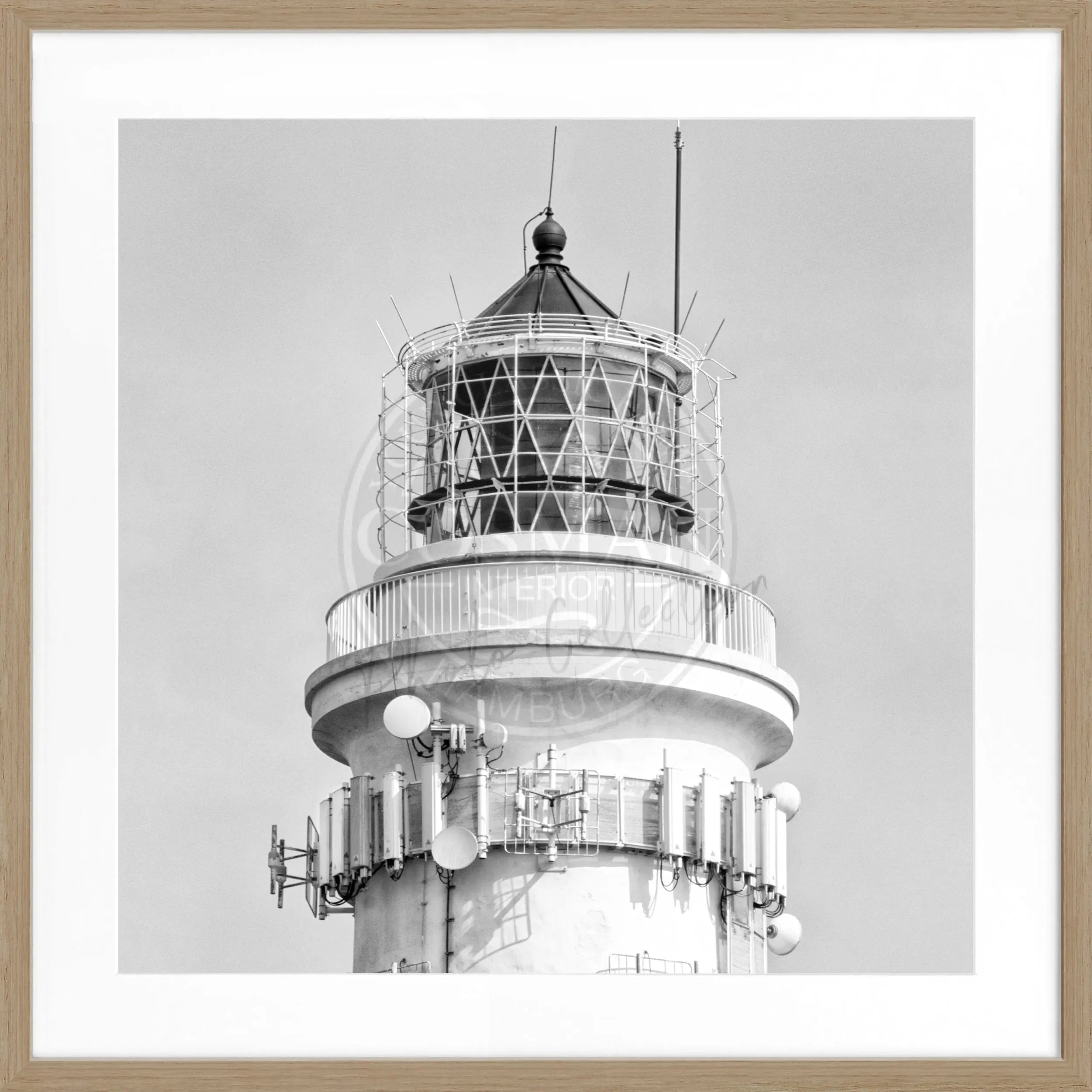 Schwarz-weiß Poster mit Rahmen, zeigt den Leuchtturm Kampen auf Sylt, von Cosman-Photocollection, quadratisch 55x55 cm.