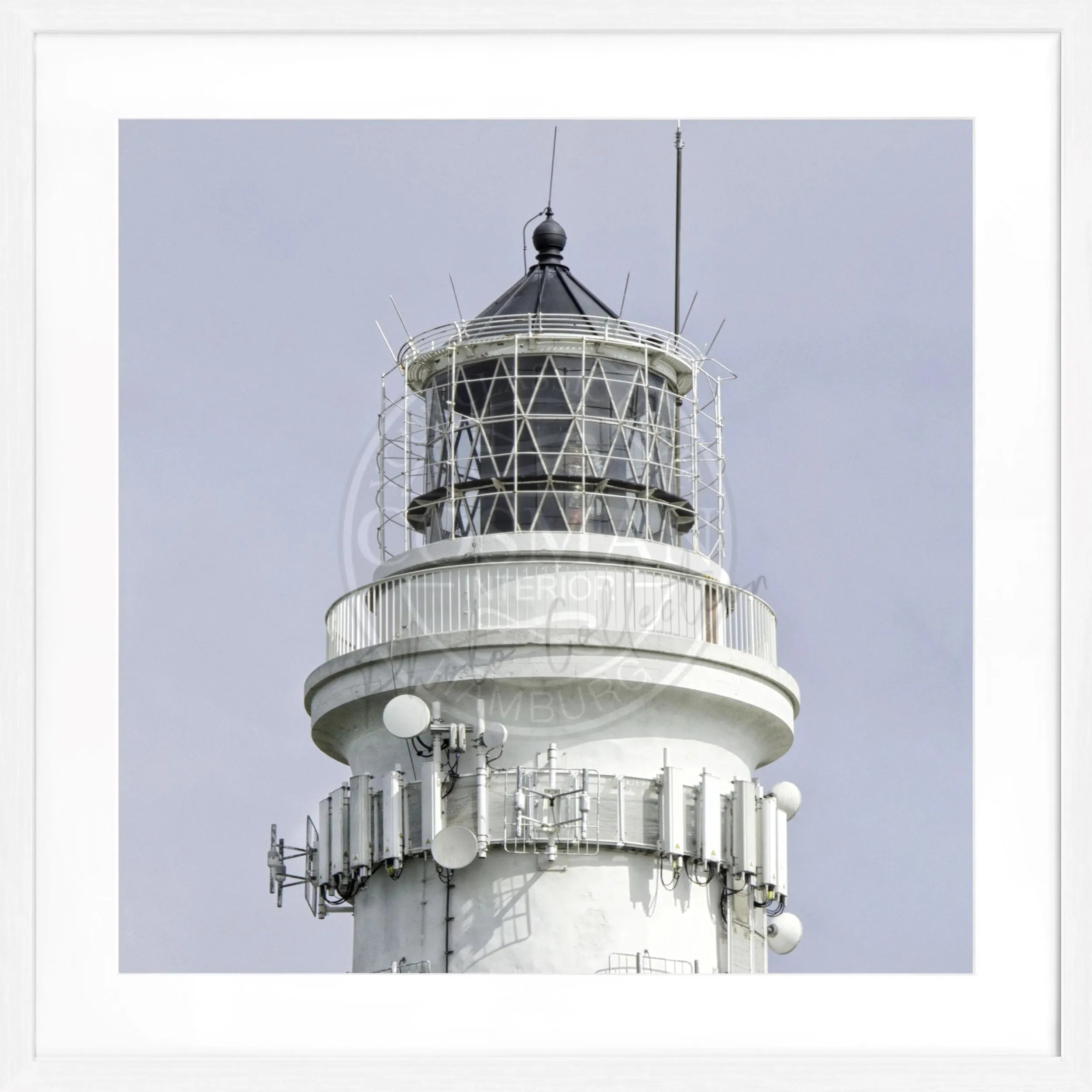 Schwarzes und weißes Poster mit Rahmen, zeigt den Leuchtturm Kampen auf Sylt, von Cosman-Photocollection, quadratisch 55x55 cm