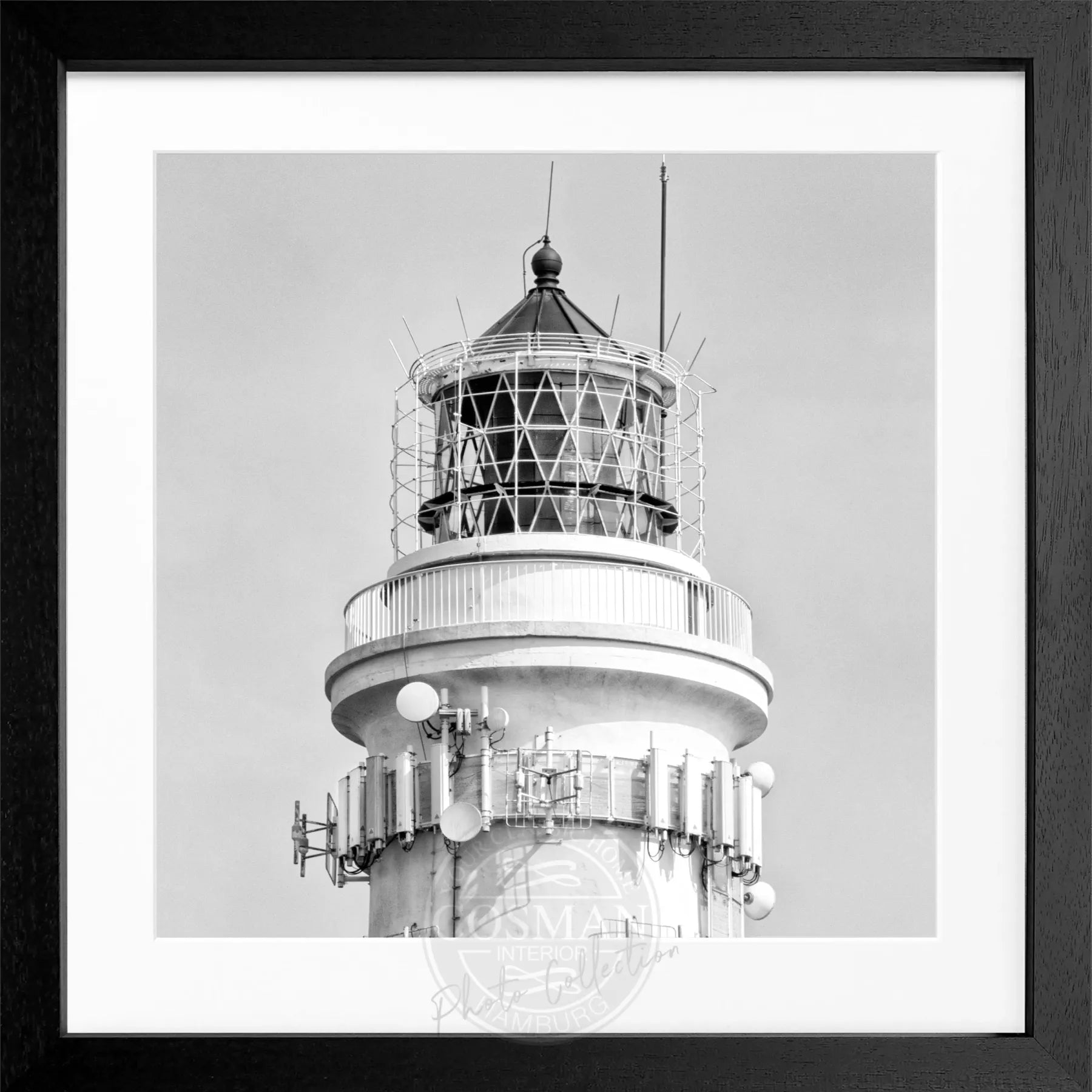 Schwarz-Weiß-Poster mit Rahmen von Cosman-Photocollection, Leuchtturm auf Sylt in Kampen, quadratisches 55x55 cm Bild.