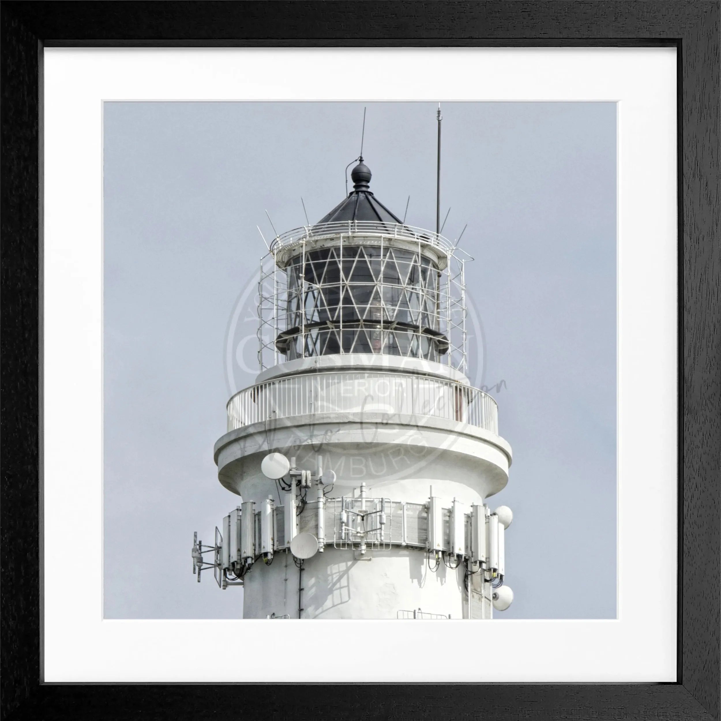 Schwarz-weiß Poster mit Rahmen, zeigt den Leuchtturm auf Sylt Kampen, von Cosman-Photocollection, quadratisch 55x55 cm