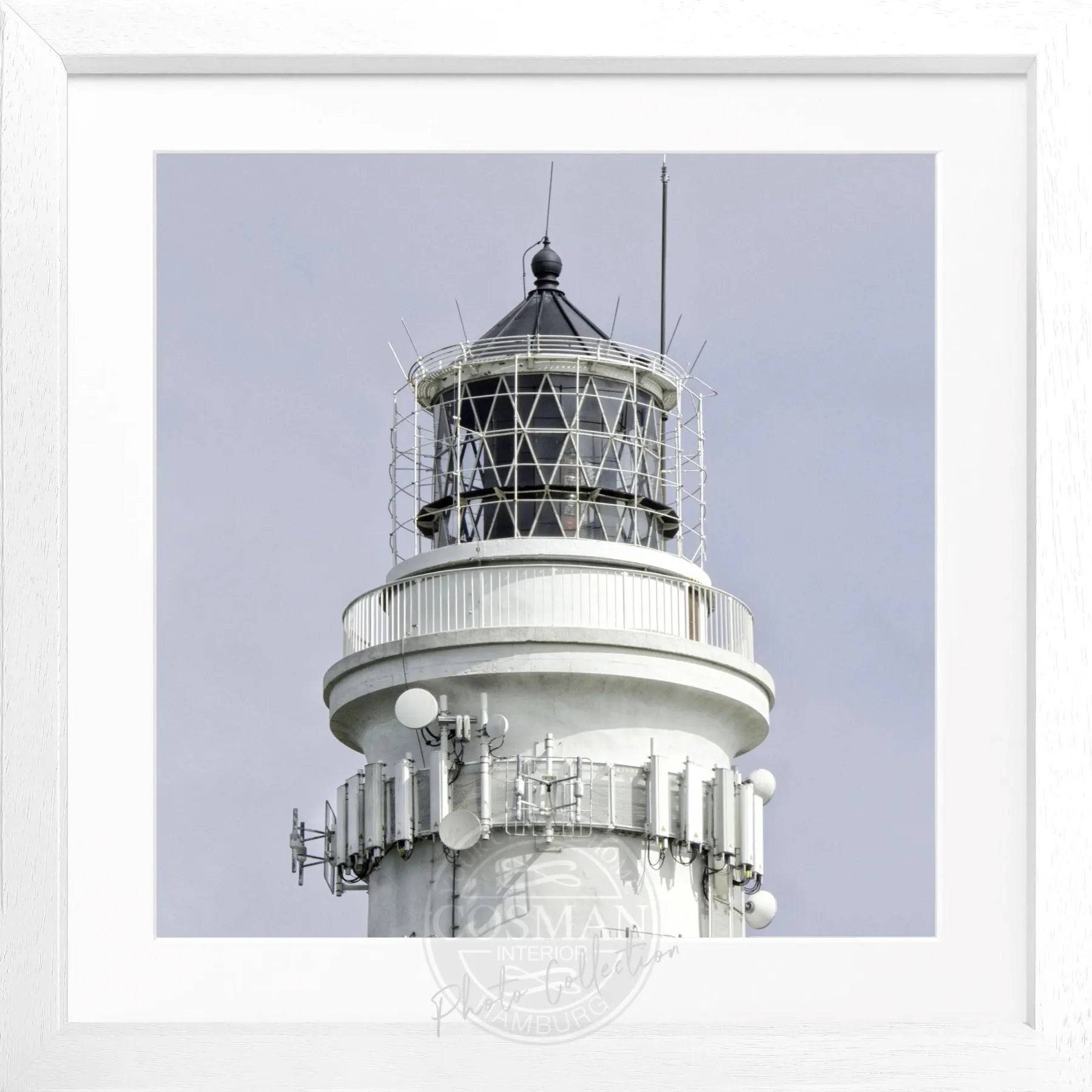Schwarz-weiß Poster mit Rahmen, zeigt den Leuchtturm Kampen auf Sylt, von Cosman-Photocollection, quadratisch 55x55 cm.