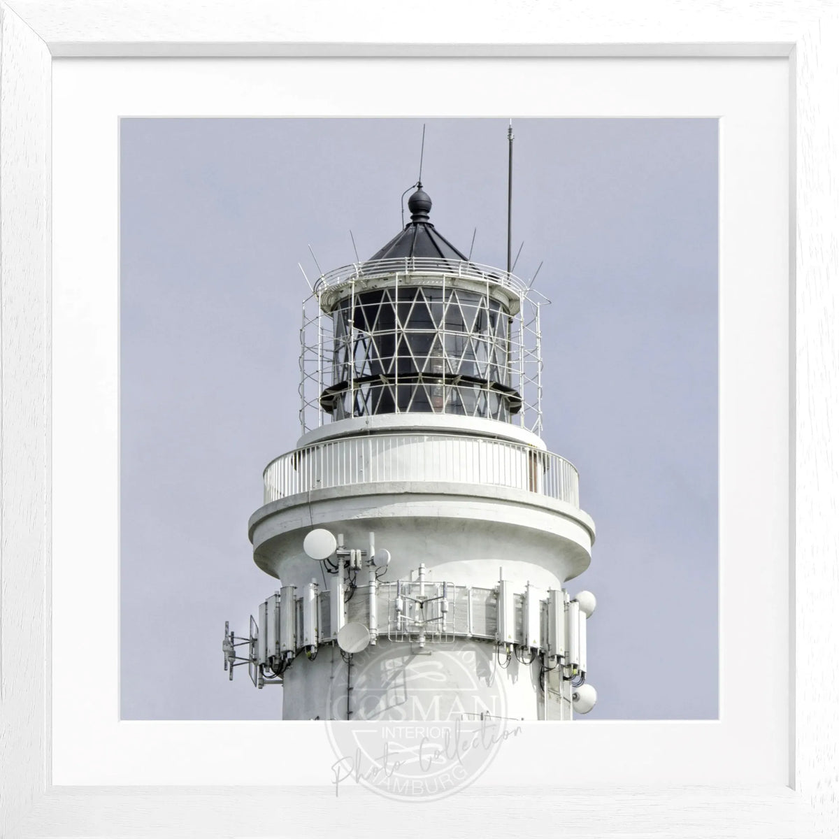 Schwarz-weiß Poster mit Rahmen, zeigt den Leuchtturm Kampen auf Sylt, von Cosman-Photocollection, quadratisch 55x55 cm.