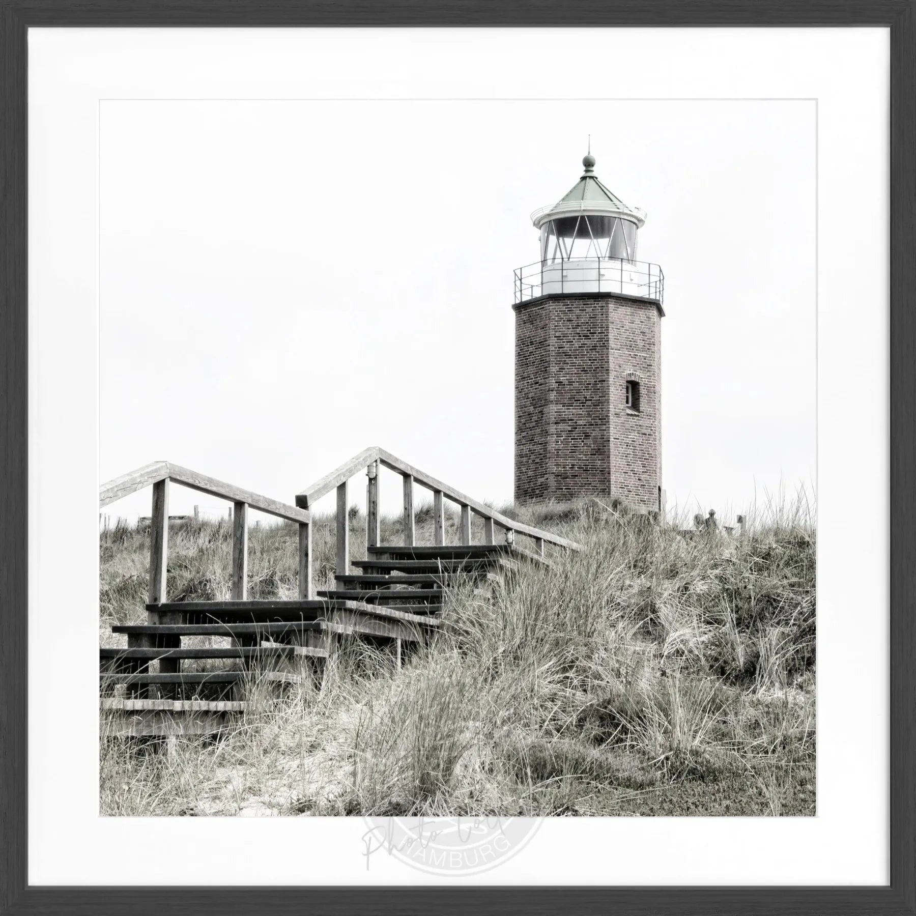 Schwarz-weiß Poster mit Rahmen, zeigt den Leuchtturm Kampen auf Sylt, aus der Cosman-Photocollection, quadratisch 55x55 cm.