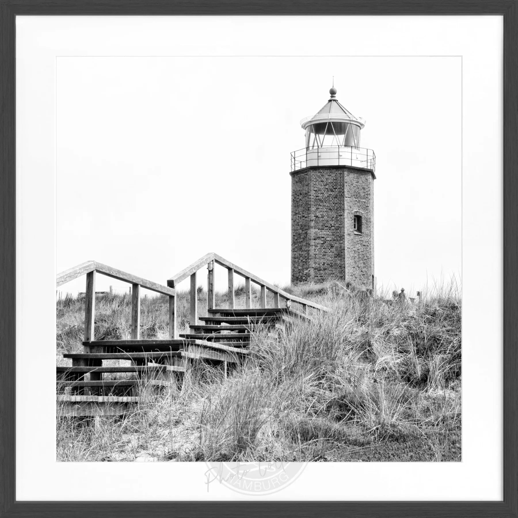 Schwarz-weiß Poster mit Rahmen von Cosman-Photocollection, Leuchtturm Kampen Sylt, quadratisch 55x55 cm, Wanddekoration