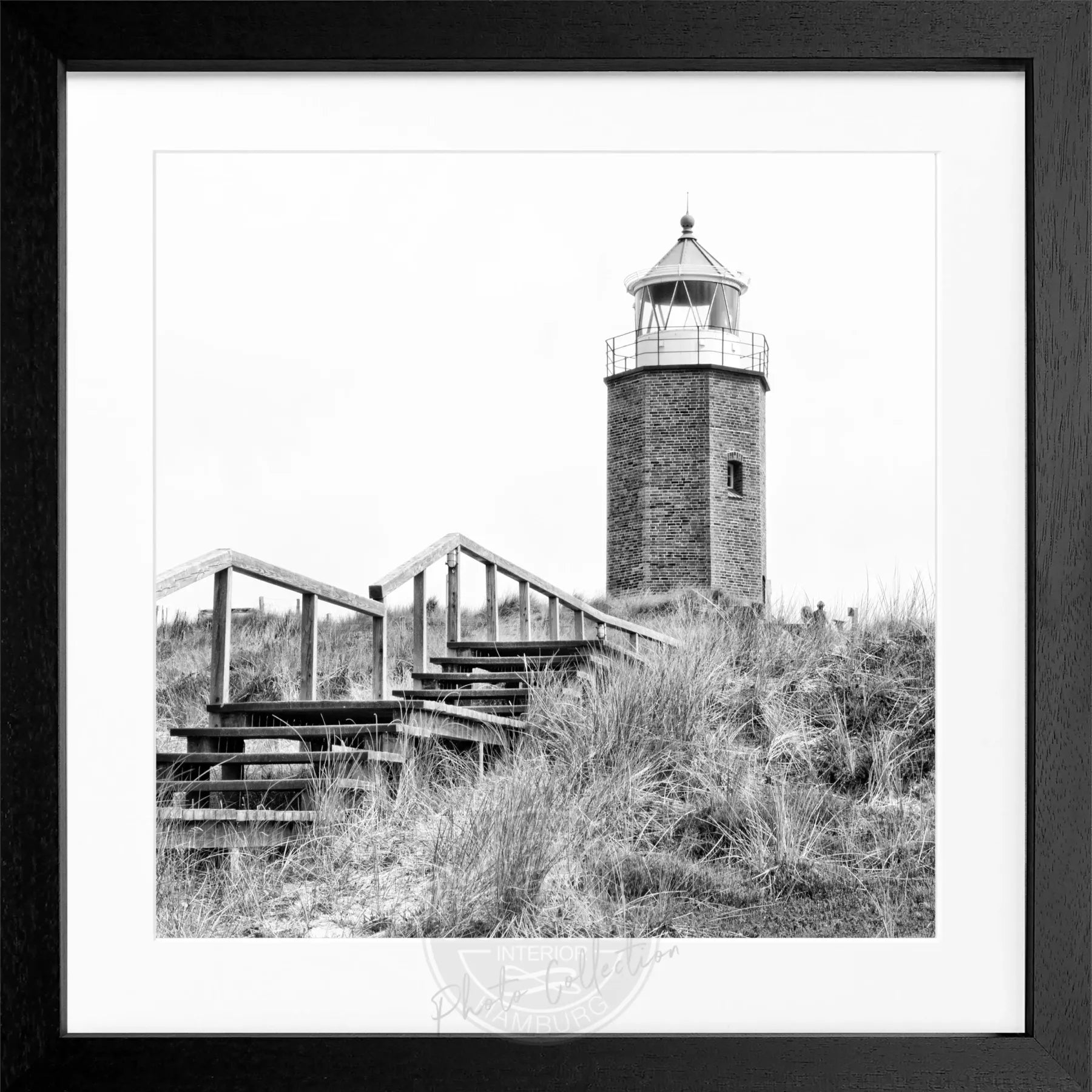 Schwarz-weiß Poster mit Rahmen von Cosman-Photocollection, Leuchtturm Kampen Sylt im quadratischen Format 55x55 cm