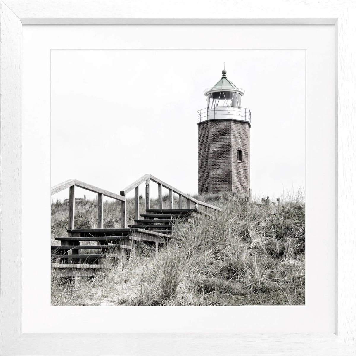 Schwarz-Weiß-Poster mit Rahmen, zeigt den Leuchtturm Kampen auf Sylt, von Cosman-Photocollection, quadratisch 55x55cm