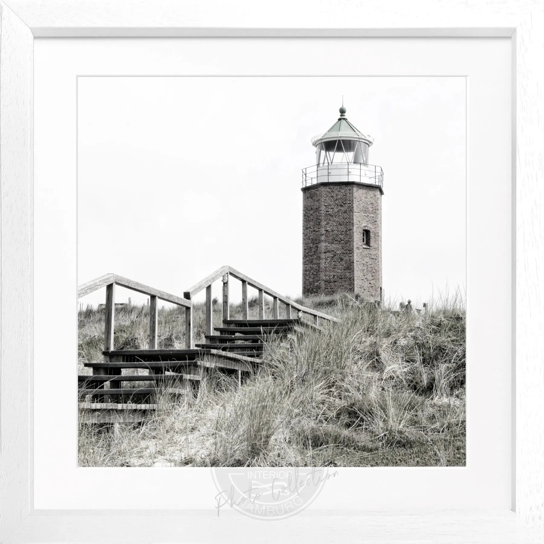 Schwarz-Weiß-Poster mit Rahmen, zeigt den Leuchtturm Kampen auf Sylt, von Cosman-Photocollection, quadratisch 55x55cm