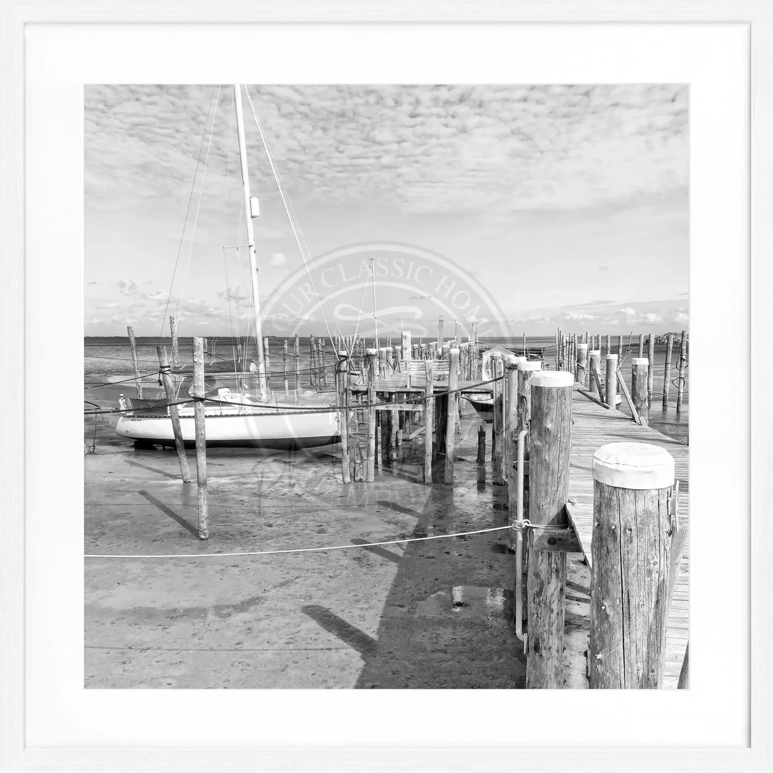 Schwarz-weiß Poster mit Rahmen von Cosman-Photocollection, zeigt den Hafen Rantum in Sylt mit Steg, quadratisch 55x55 cm