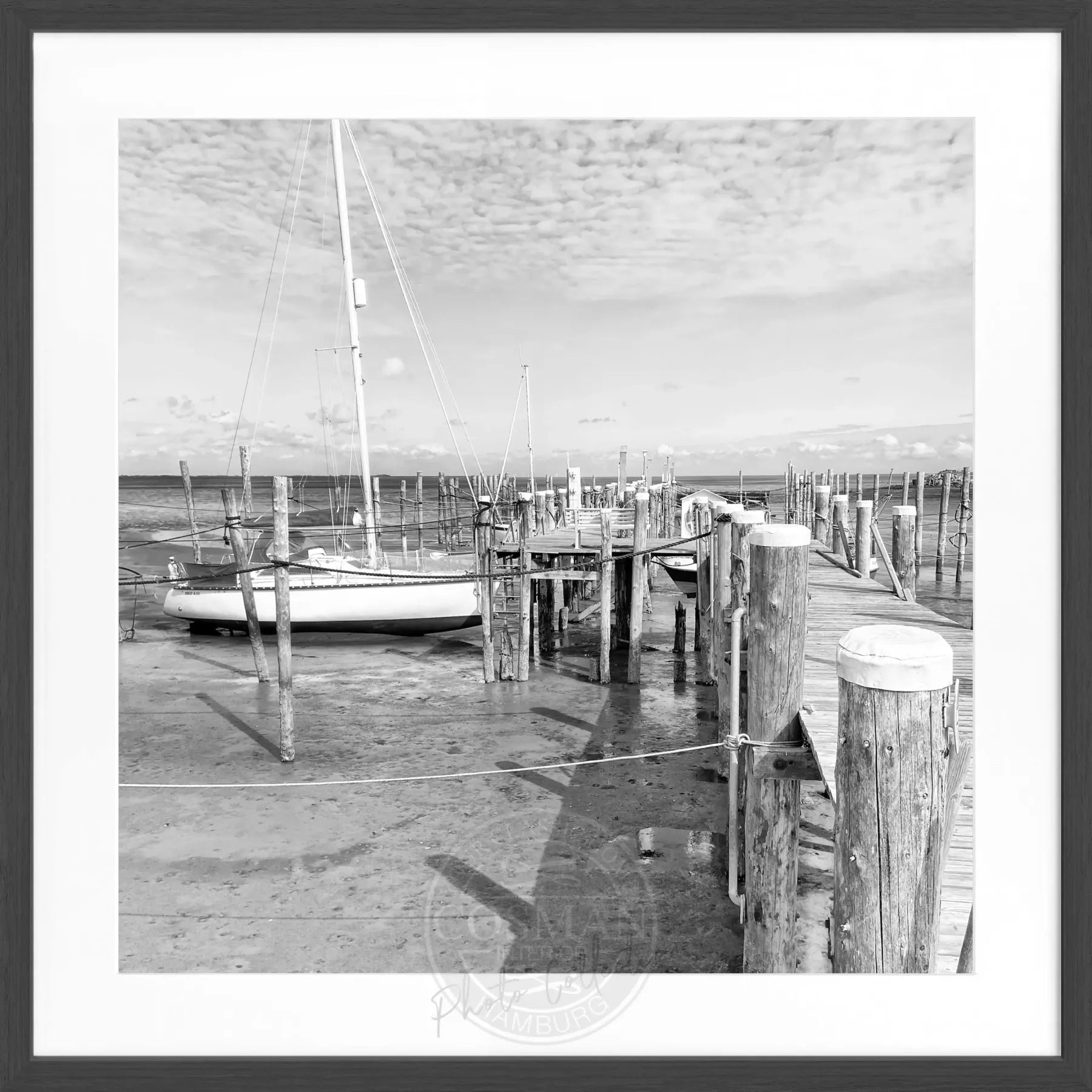 Schwarz-weiß Poster mit Rahmen von Cosman-Photocollection, zeigt den Hafen Steg in Rantum auf Sylt, quadratisches Format 55x55 cm.