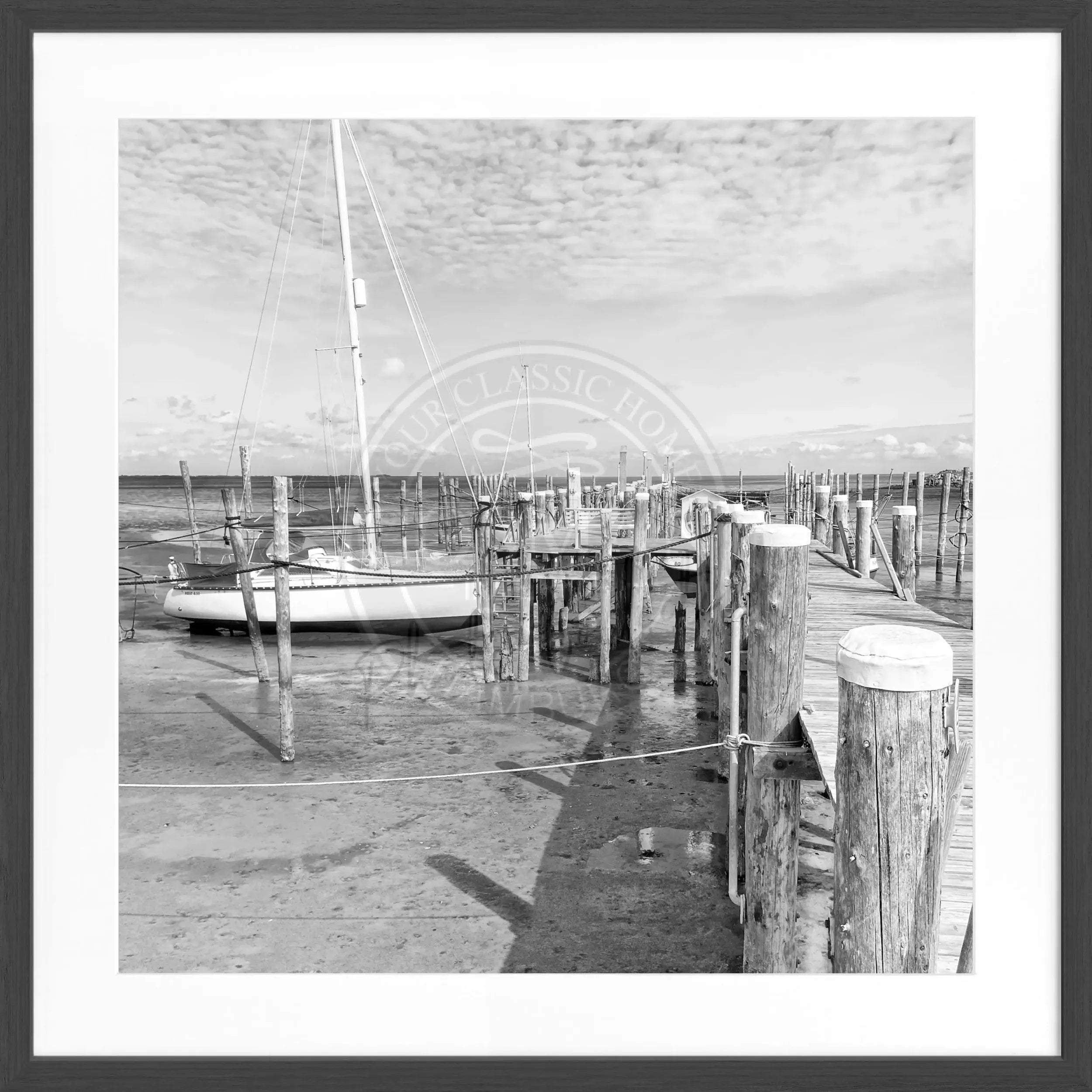 Schwarz-weiß Poster mit Rahmen von Cosman-Photocollection, zeigt den Hafen Steg in Rantum auf Sylt, quadratisches Format 55x55 cm.