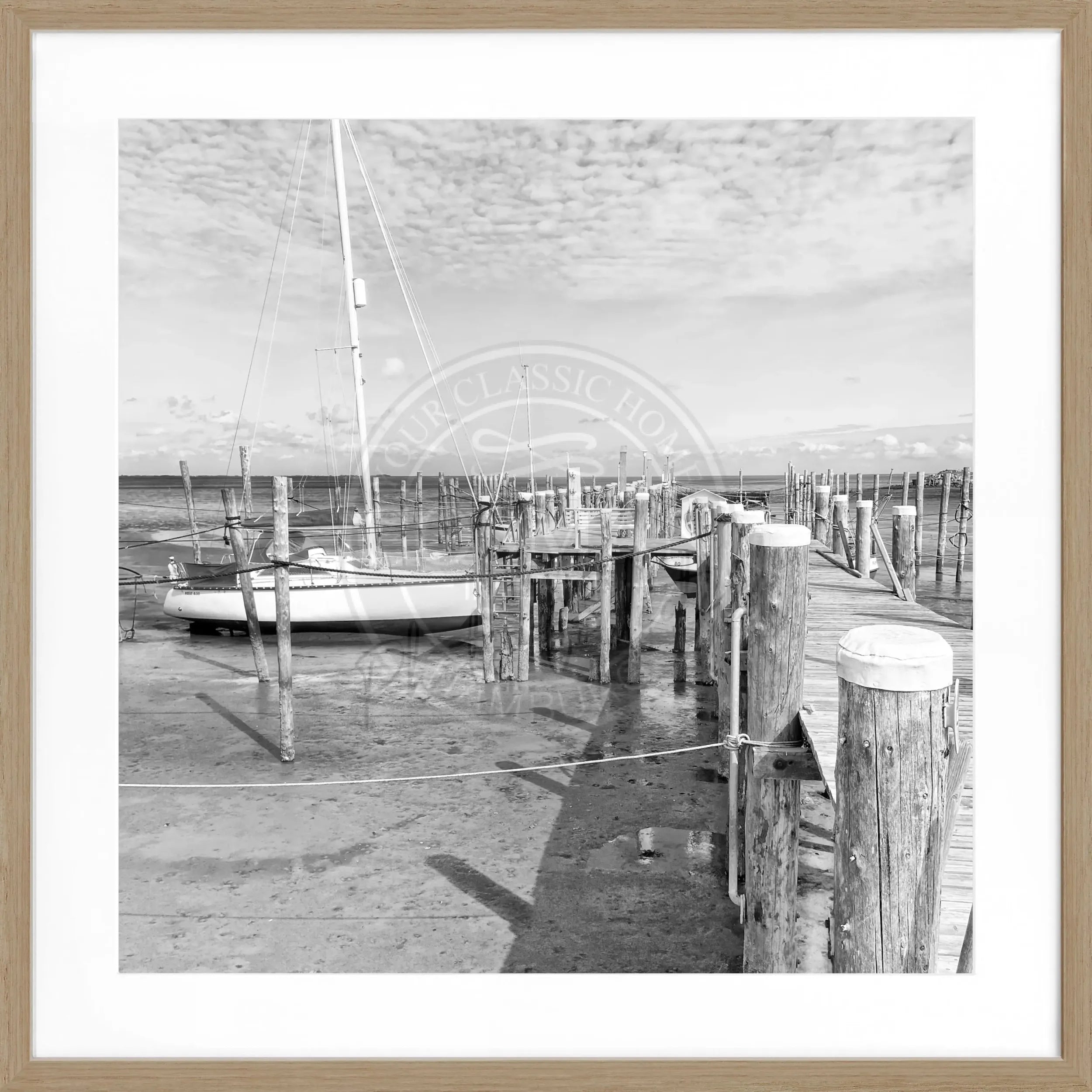 Schwarz-weiß Poster mit Rahmen von Cosman-Photocollection, zeigt den Hafen Rantum auf Sylt mit Steg, quadratisches Format 55x55 cm.