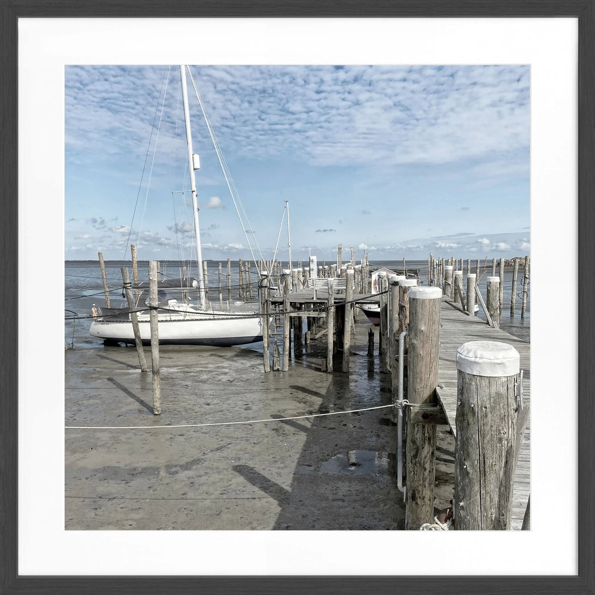 Schwarz-weiß Poster mit Rahmen von Sylt Rantum Hafen Steg, quadratisch, 55x55cm, von Cosman-Photocollection.