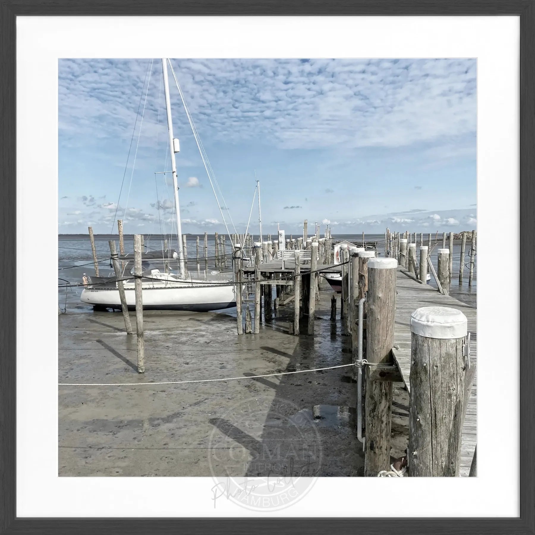 Schwarz-weiß Poster mit Rahmen von Sylt Rantum Hafen Steg, quadratisch, 55x55cm, von Cosman-Photocollection.