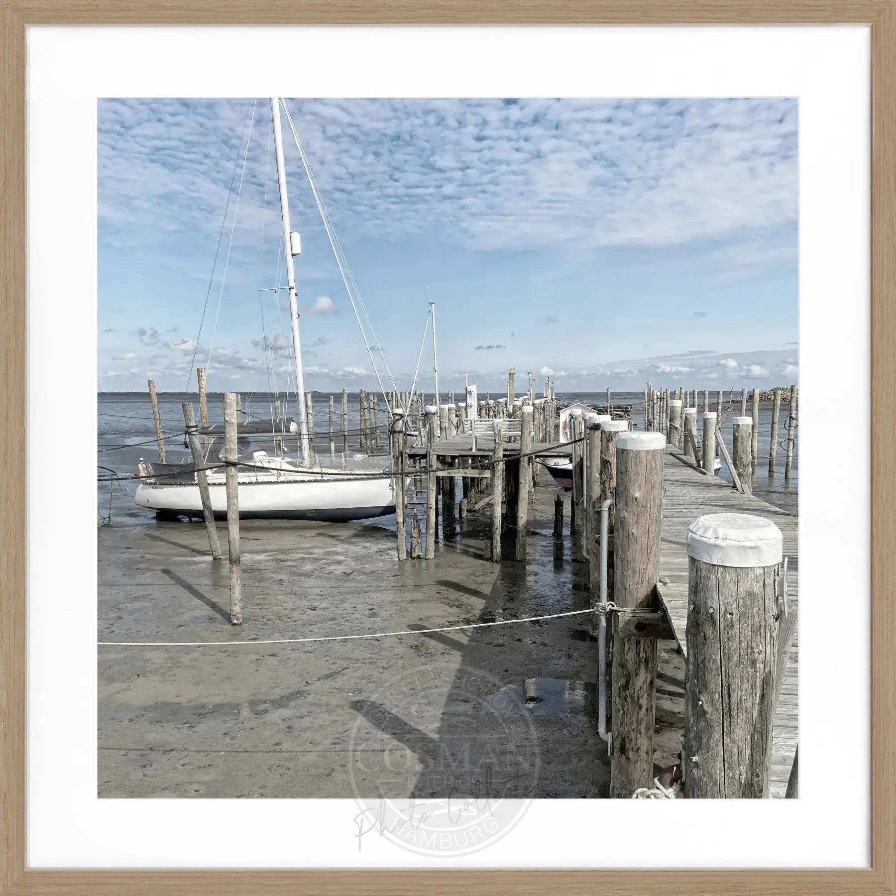 Schwarz-weiß Poster mit Rahmen von Sylt Rantum Hafen, Steg, von Cosman-Photocollection, quadratisches 55x55 cm Bild