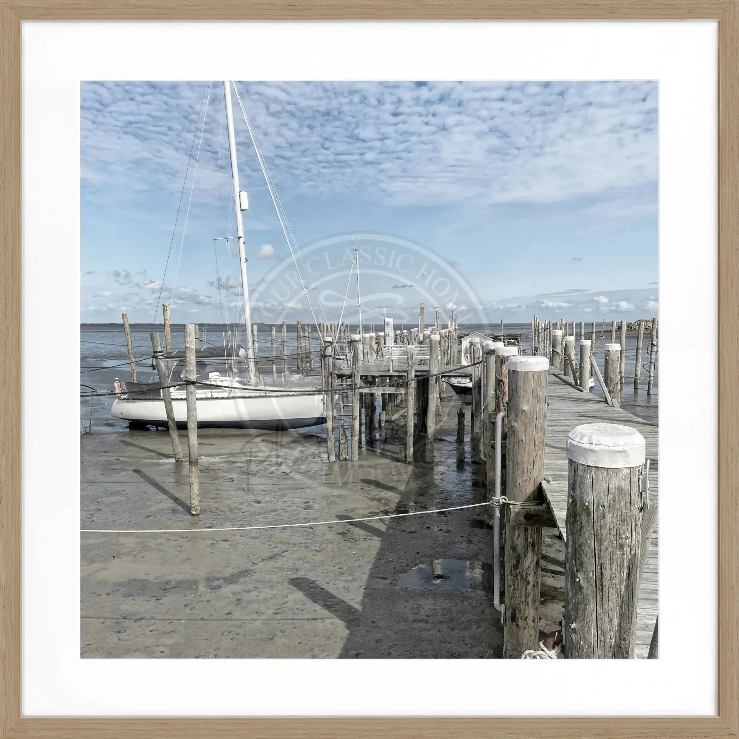 Schwarz-weiß Poster mit Rahmen von Sylt Rantum Hafen, Steg, von Cosman-Photocollection, quadratisches 55x55 cm Bild