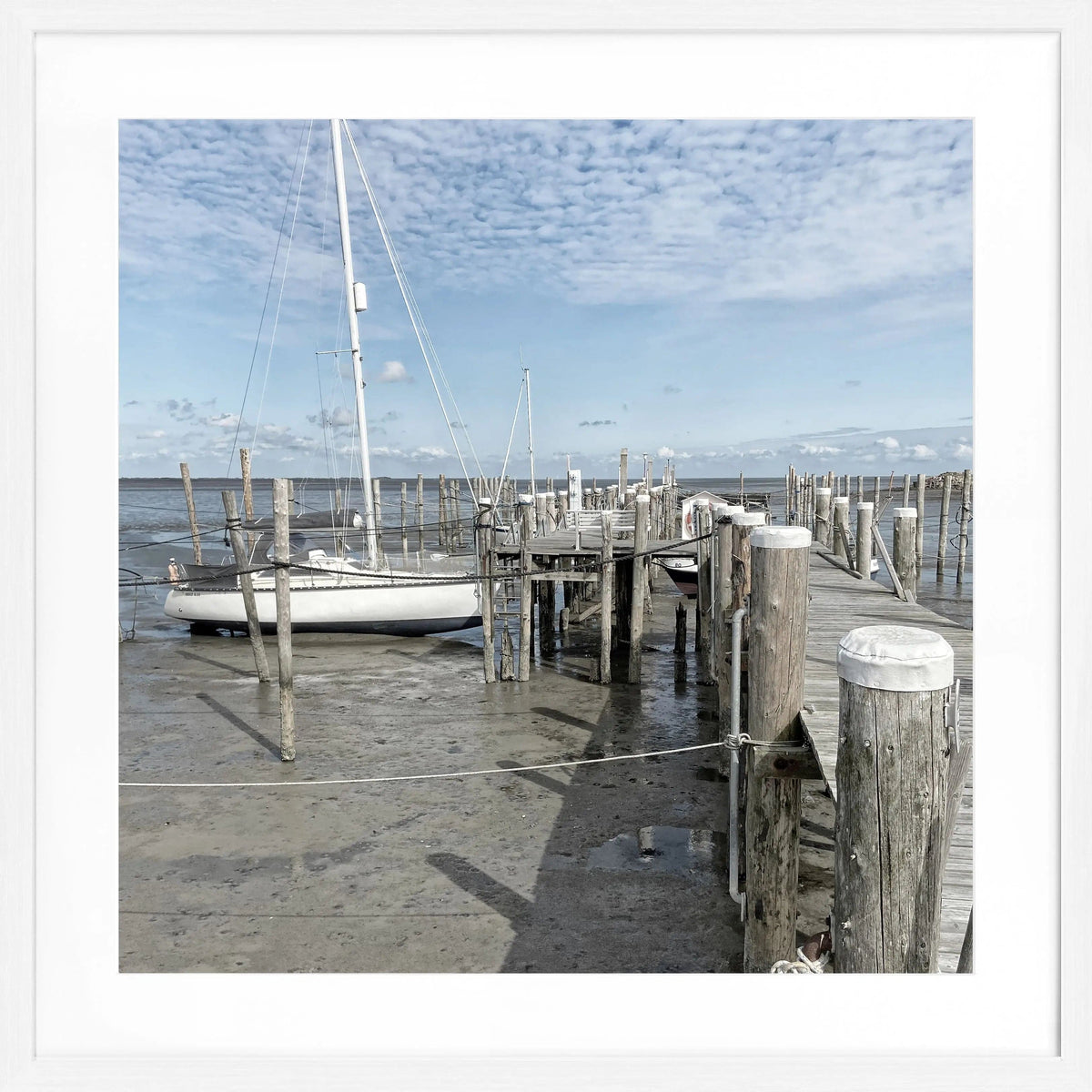 Schwarz-weiß Poster mit Rahmen von Sylt Rantum Hafen, zeigt den Steg im Hafen, von Cosman-Photocollection, quadratisch 55x55 cm