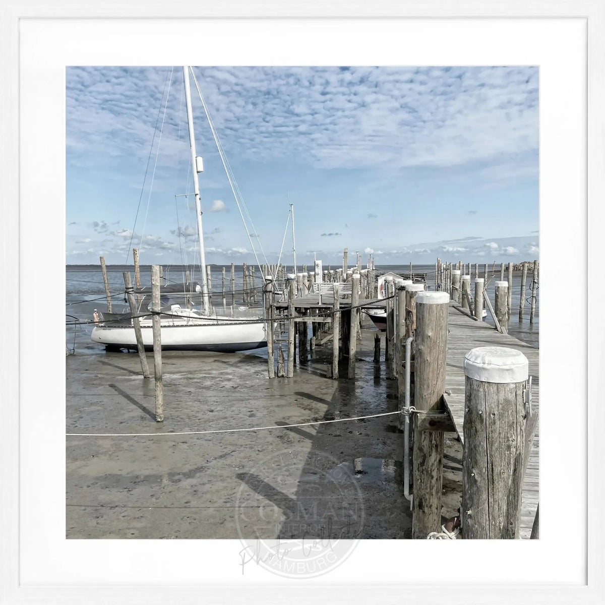 Schwarz-weiß Poster mit Rahmen von Sylt Rantum Hafen, zeigt den Steg im Hafen, von Cosman-Photocollection, quadratisch 55x55 cm