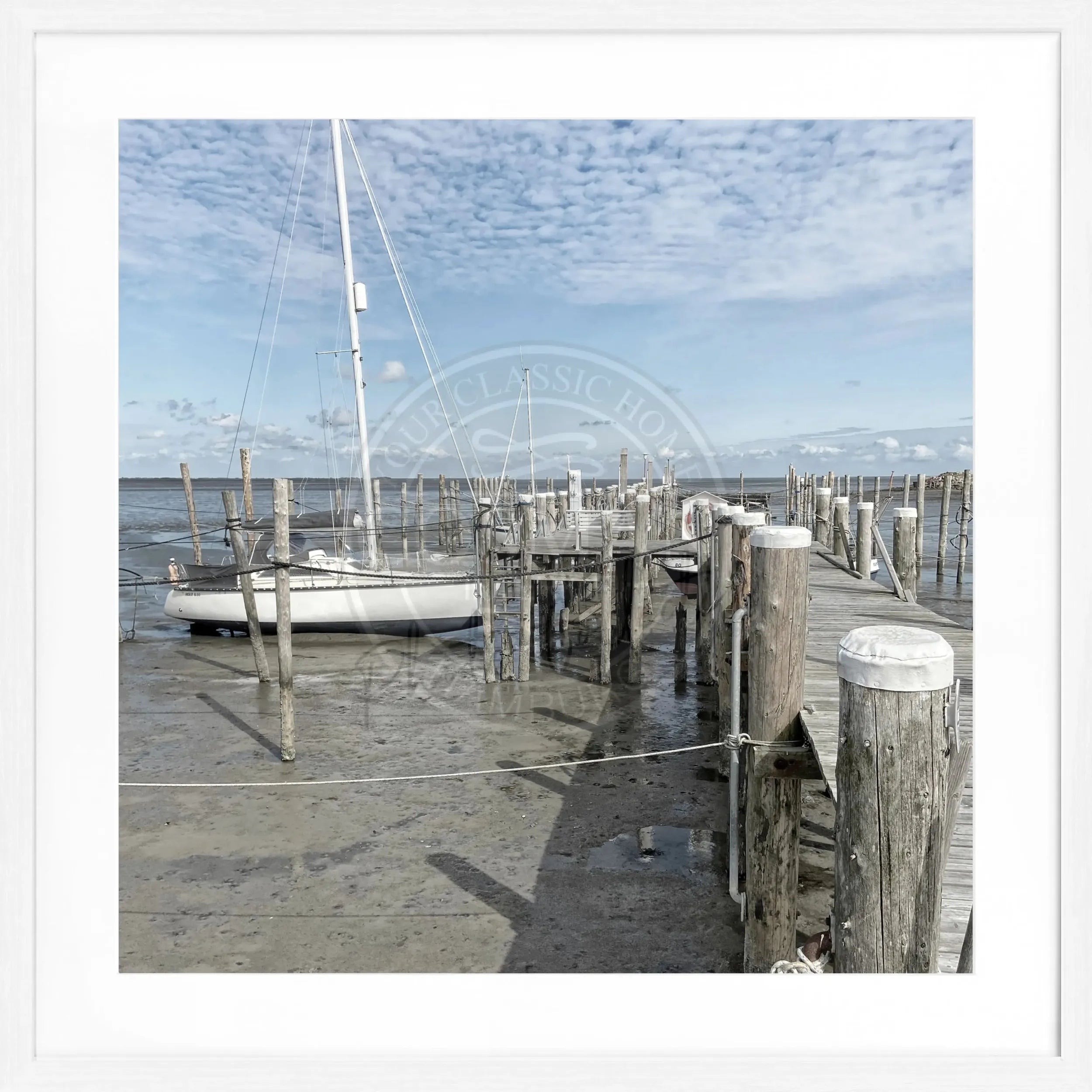 Schwarz-weiß Poster mit Rahmen von Sylt Rantum Hafen, zeigt den Steg im Hafen, von Cosman-Photocollection, quadratisch 55x55 cm
