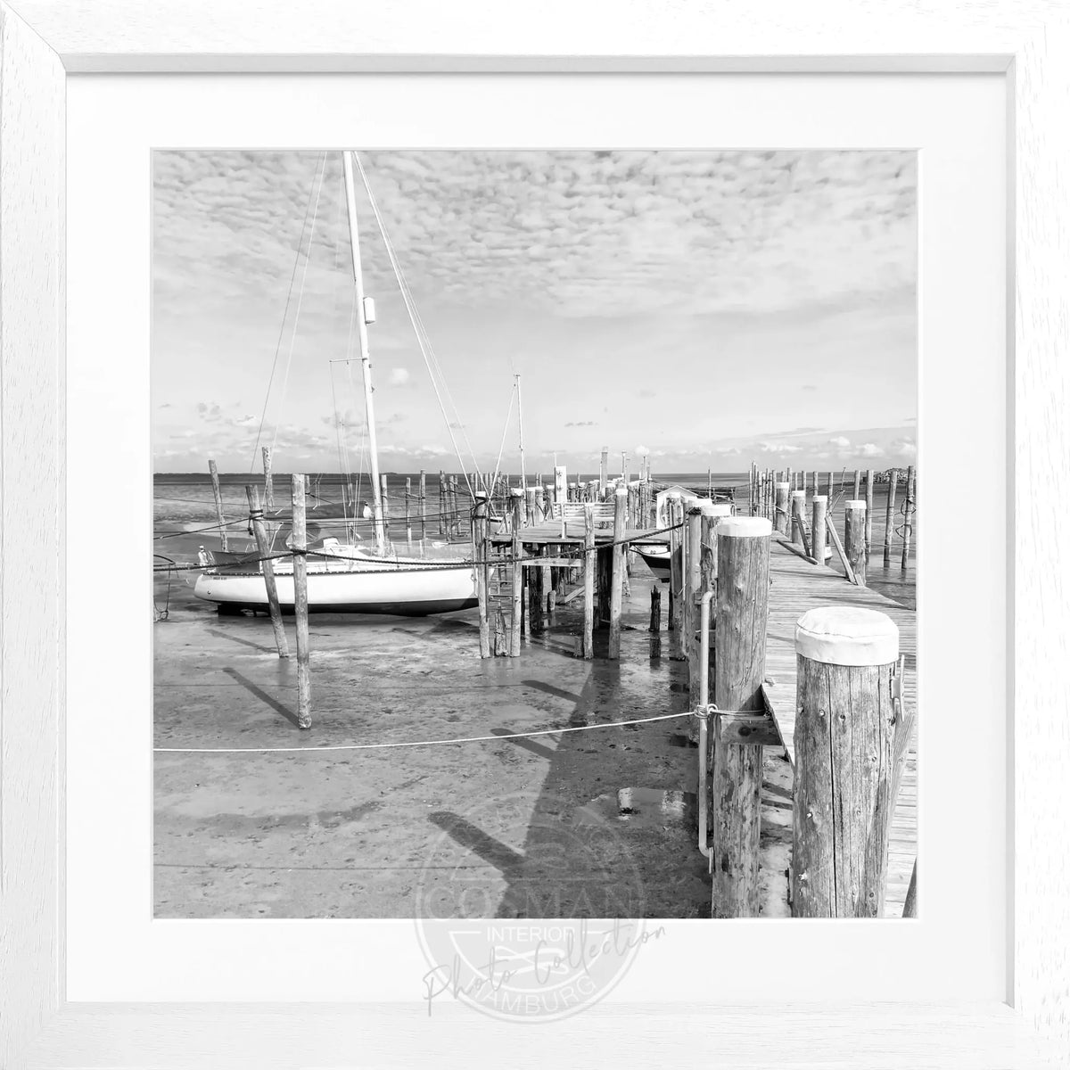 Schwarz-weiß Poster mit Rahmen von Sylt Rantum Hafen Steg, von Cosman-Photocollection, quadratisch 55x55 cm, maritime Atmosphäre