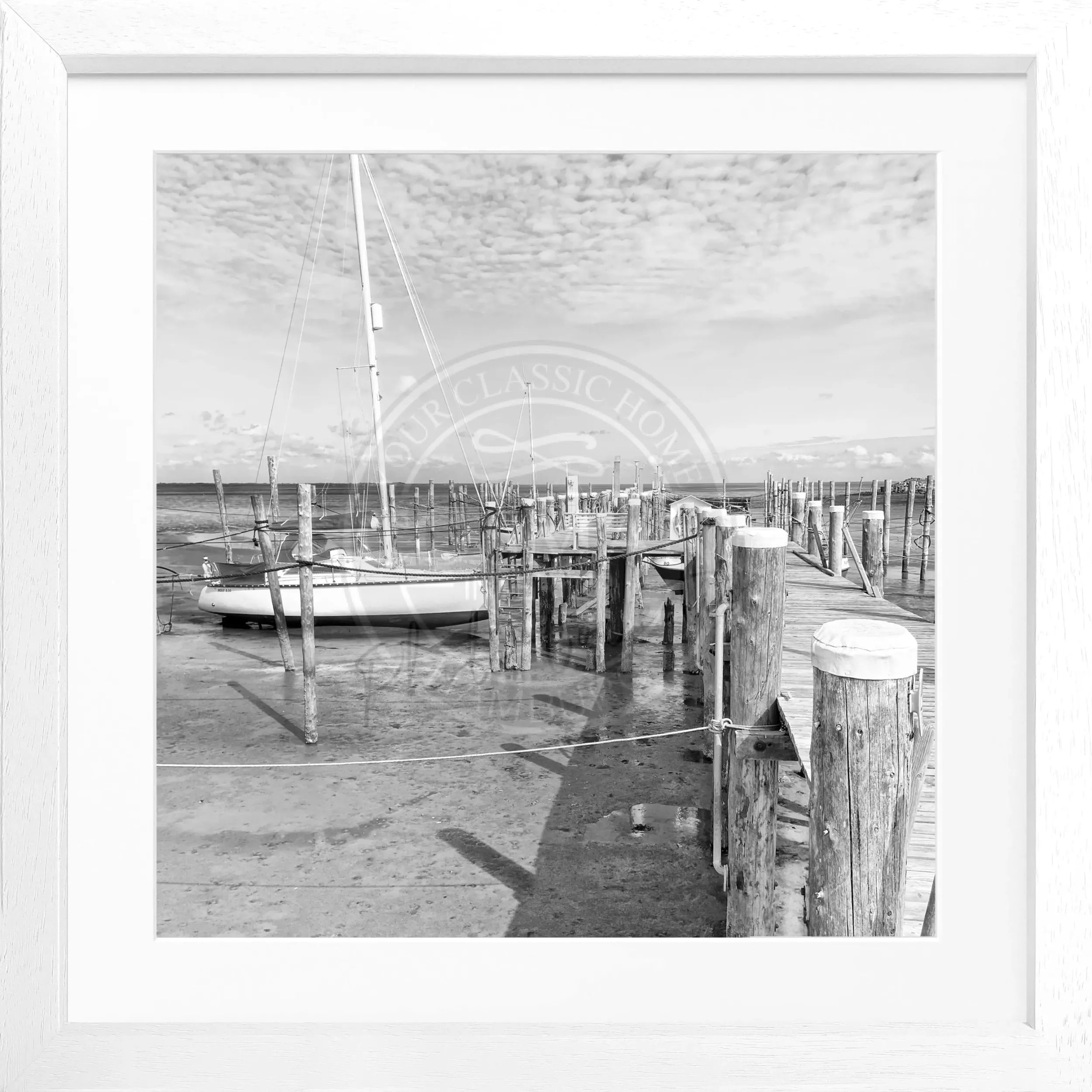 Schwarz-weiß Poster mit Rahmen von Sylt Rantum Hafen Steg, von Cosman-Photocollection, quadratisch 55x55 cm, maritime Atmosphäre