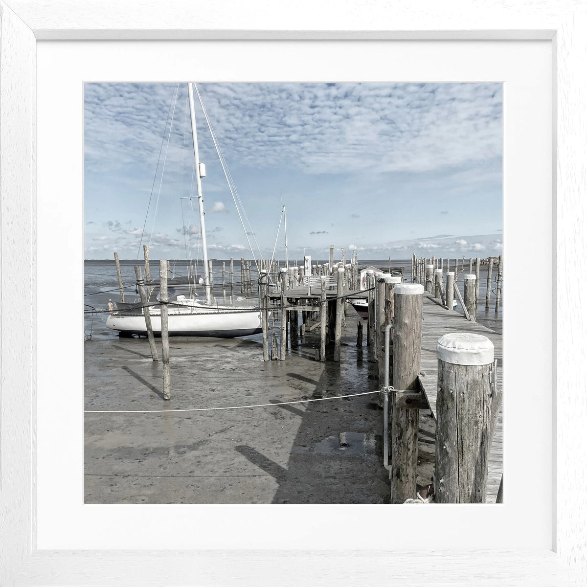 Schwarz-weiß Poster mit Rahmen von Cosman-Photocollection, zeigt den Hafen Rantum auf Sylt mit Steg, quadratisch, 55x55 cm