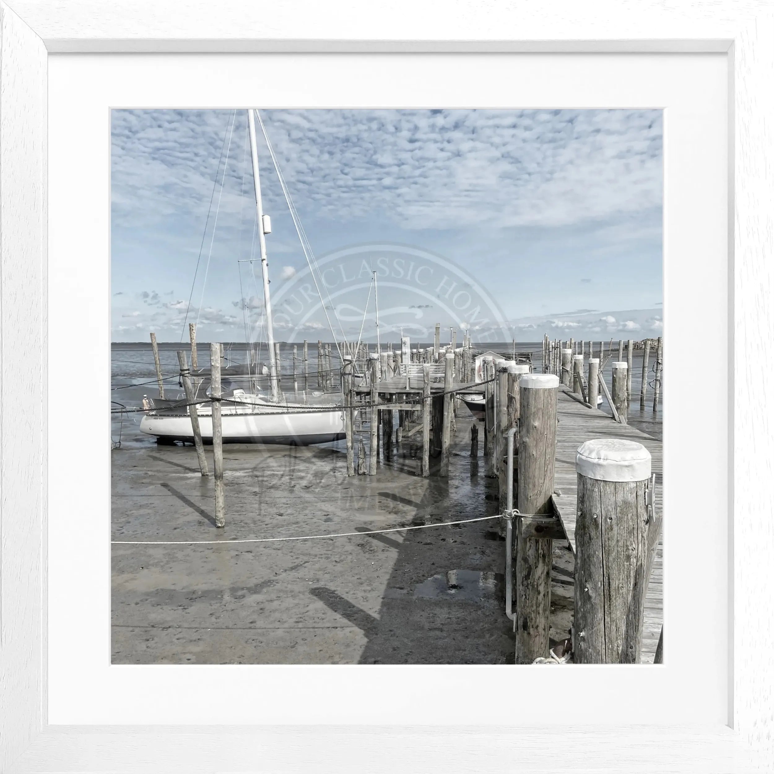 Schwarz-weiß Poster mit Rahmen von Cosman-Photocollection, zeigt den Hafen Rantum auf Sylt mit Steg, quadratisch, 55x55 cm