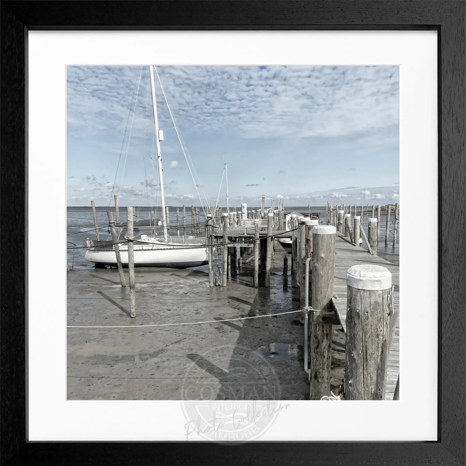 Schwarz-weiß Poster mit Rahmen von Cosman-Photocollection, zeigt den Hafen Rantum auf Sylt mit Steg, quadratisch, 55x55 cm