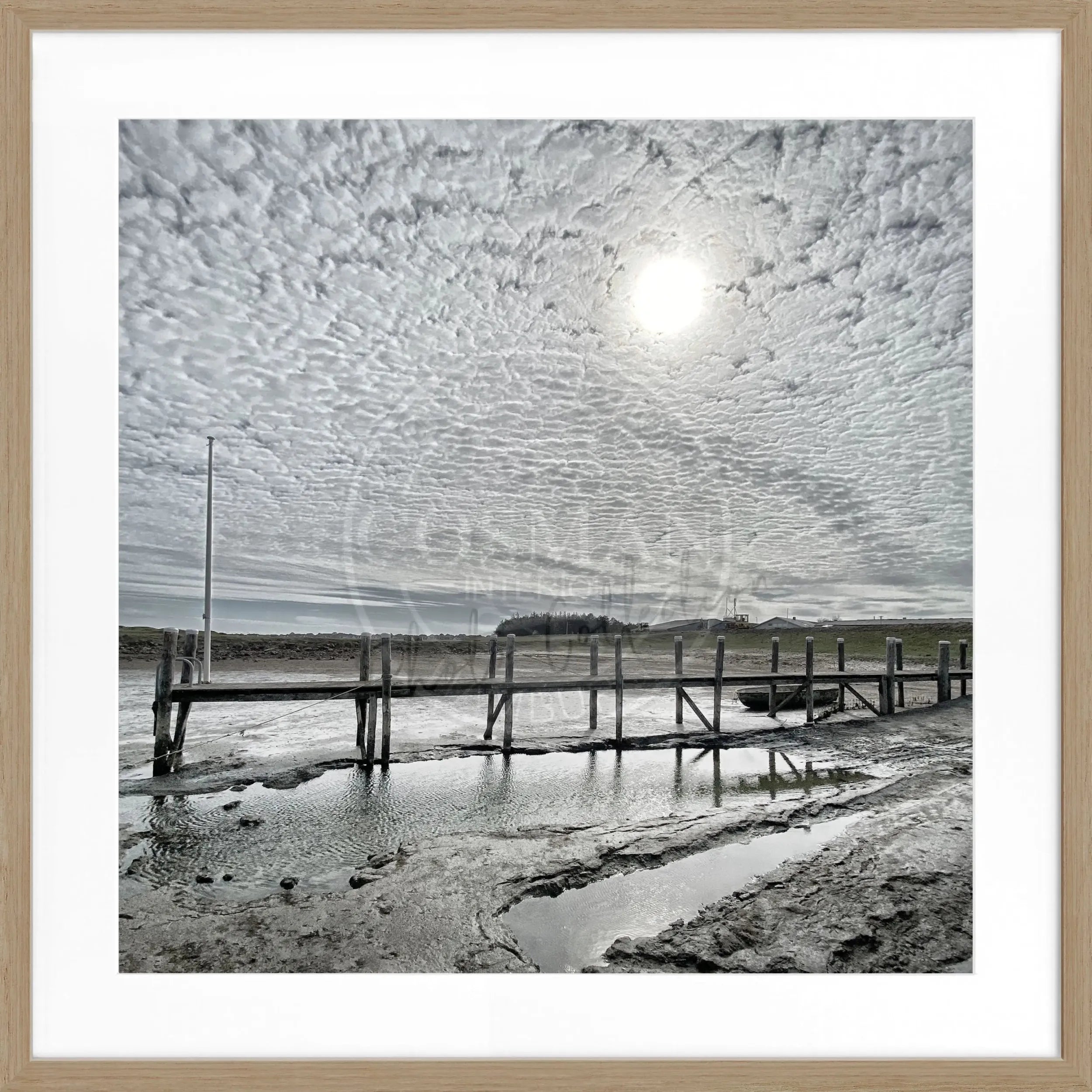 Schwarz-weiß Poster mit Rahmen von Cosman-Photocollection, zeigt den Hafen Rantum auf Sylt mit Steg, quadratisches Format 55x55 cm.